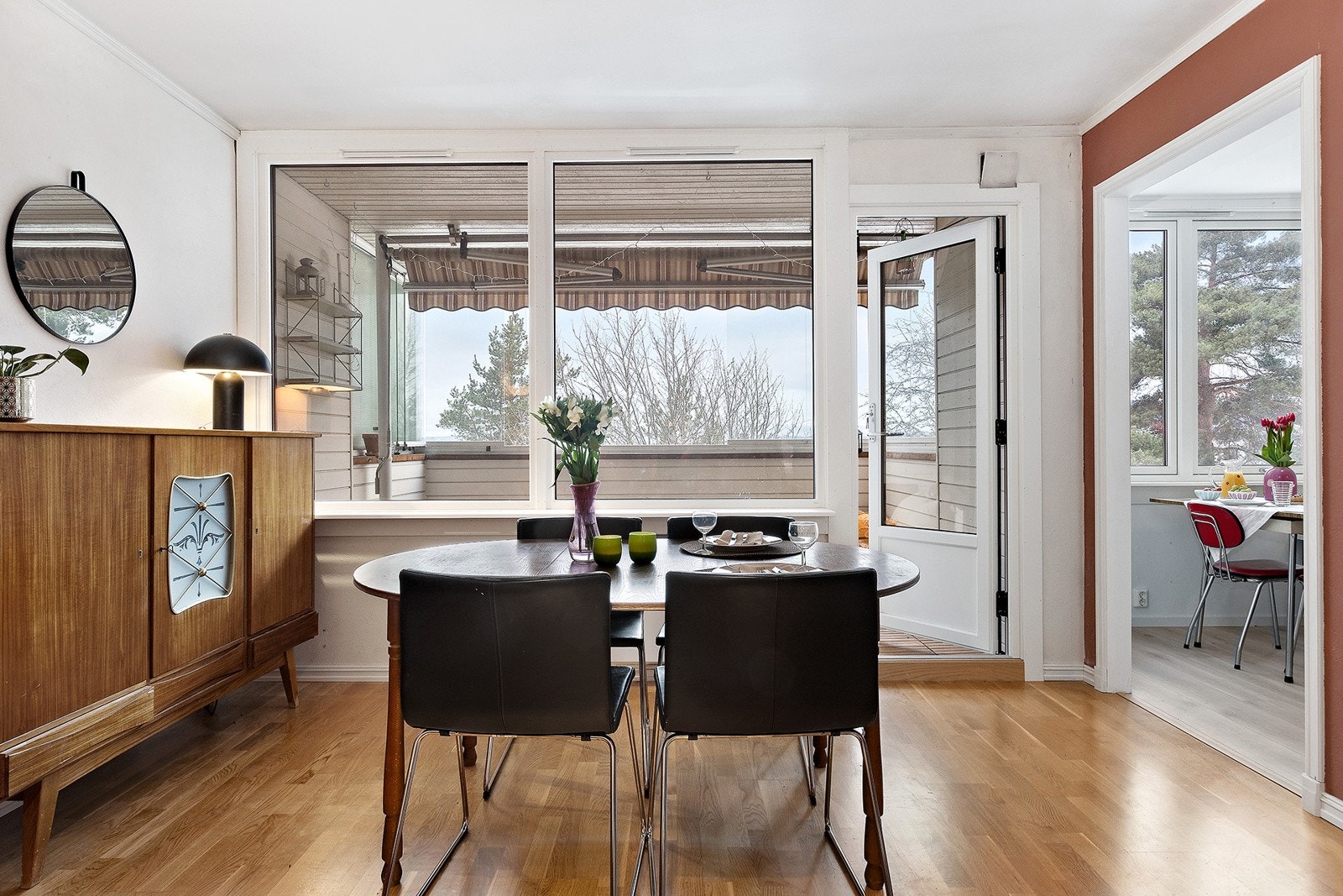 Store vindusflater sørger for godt med naturlig lys Galleribilde