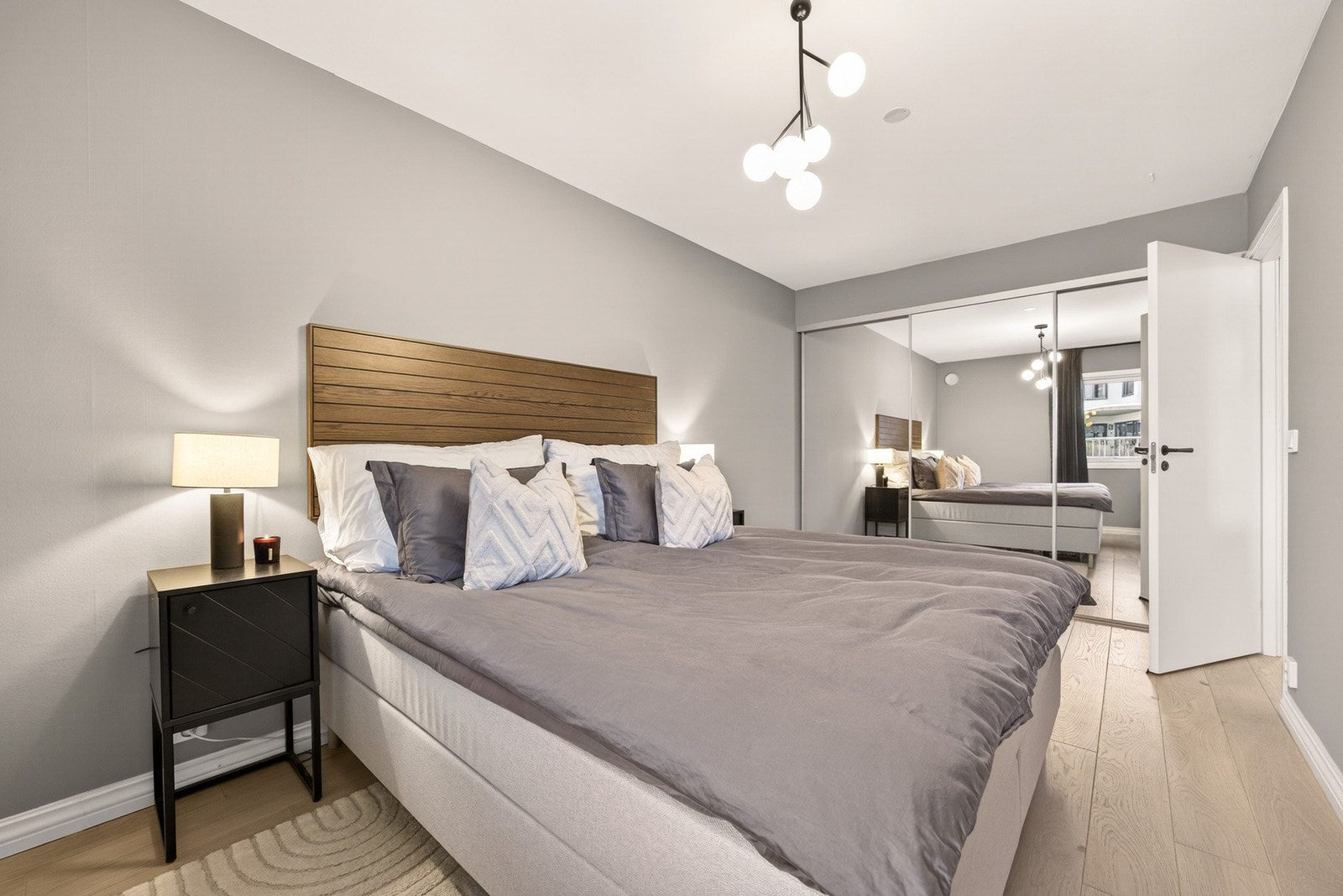 Praktisk skyvedørsgarderobe med speilfronter sørger for rikelig med oppbevaringsplass og bidrar samtidig til å forsterke romfølelsen. Galleribilde