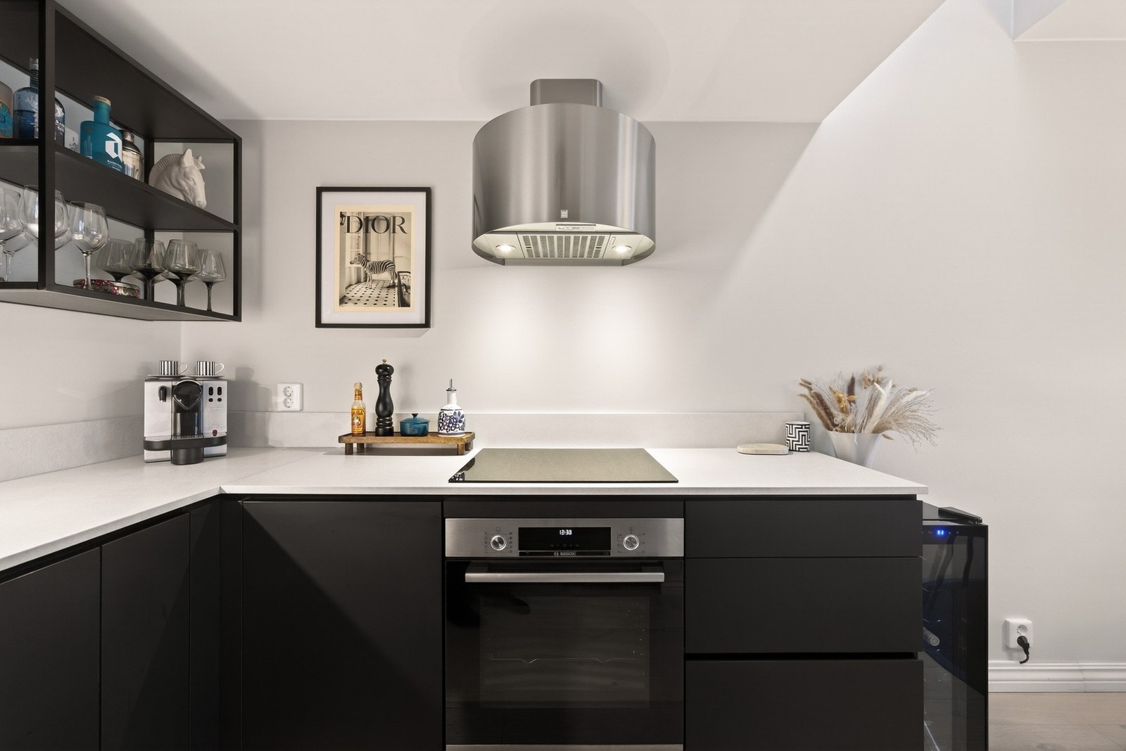 Innredningen har glatte fronter og en praktisk laminat benkeplate som gir et stilrent uttrykk og er enkel å vedlikeholde. Galleribilde