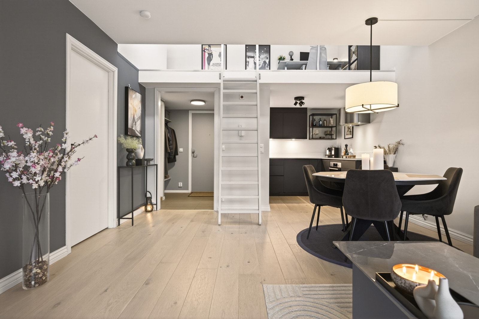 Stuen ligger i åpen løsning med kjøkkenet og danner et sosialt og innbydende oppholdsrom. Galleribilde