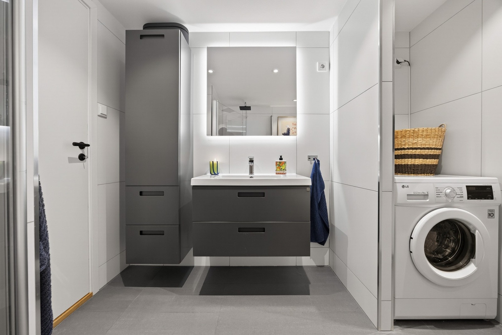 Det er også opplegg for vaskemaskin, noe som gjør badet både praktisk og komplett. Galleribilde