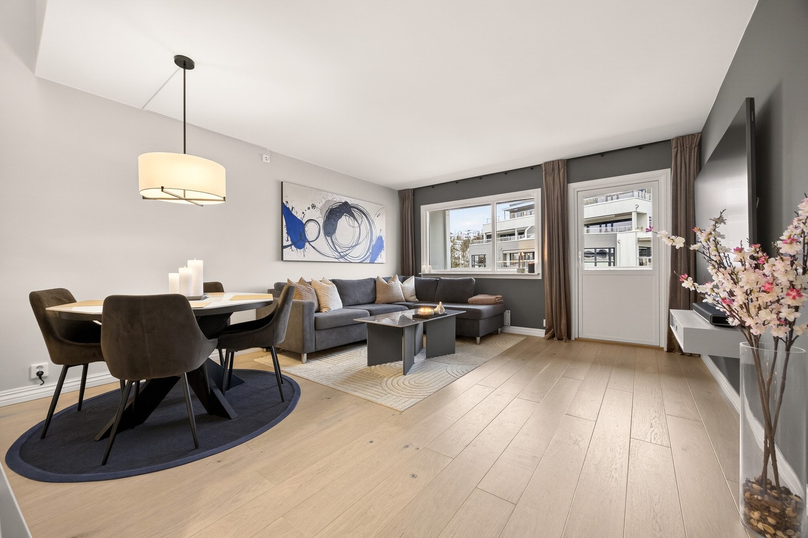 Det er god plass til sofagruppe, stuebord, TV-løsning og mediemøblement, samt spisebord for hyggelige middager og sosiale sammenkomster. Galleribilde