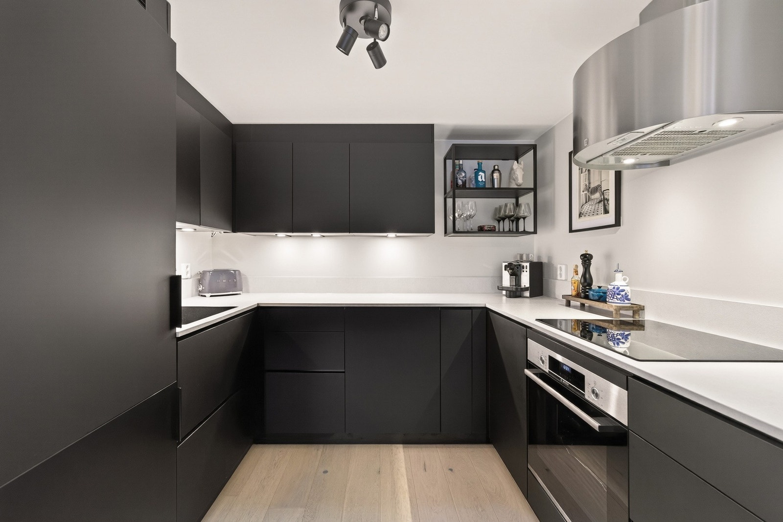 Kjøkkenet er levert av Kvik i 2020 og er utstyrt med integrerte hvitevarer bestående av platetopp, stekeovn, oppvaskmaskin samt kjøleskap med fryser. Galleribilde