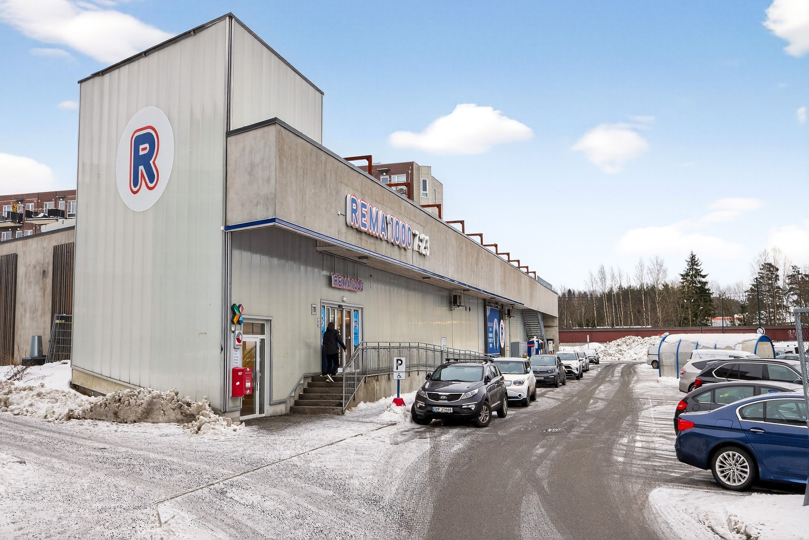 Rett utenfor leiligheten har du REMA 1000. Galleribilde
