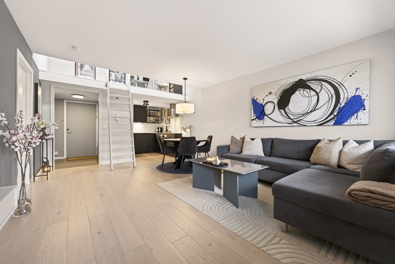 Velkommen til Åråssvingen 4! Lekker 2-roms med hems og garasjeplass | Kvik kjøkken 2020 | Bad 2018 | Sentralt på Kjeller - nær "alt" Galleribilde