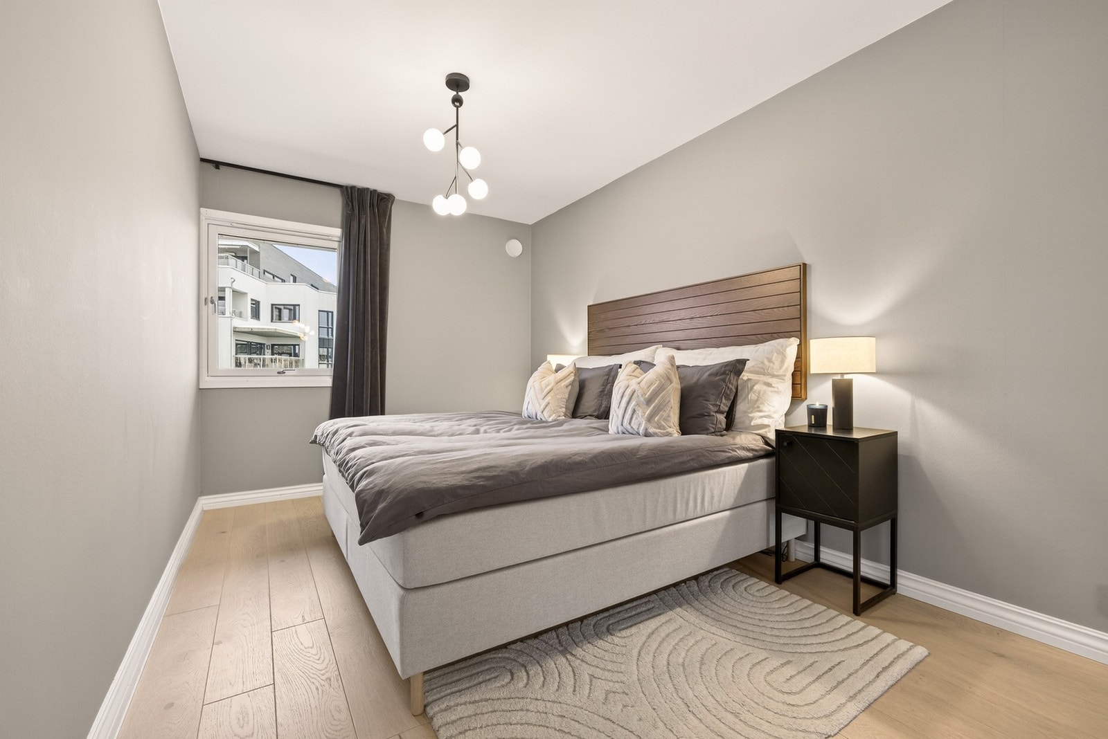 Romslig og lyst soverom, med god plass til dobbeltseng og nattbord. Galleribilde