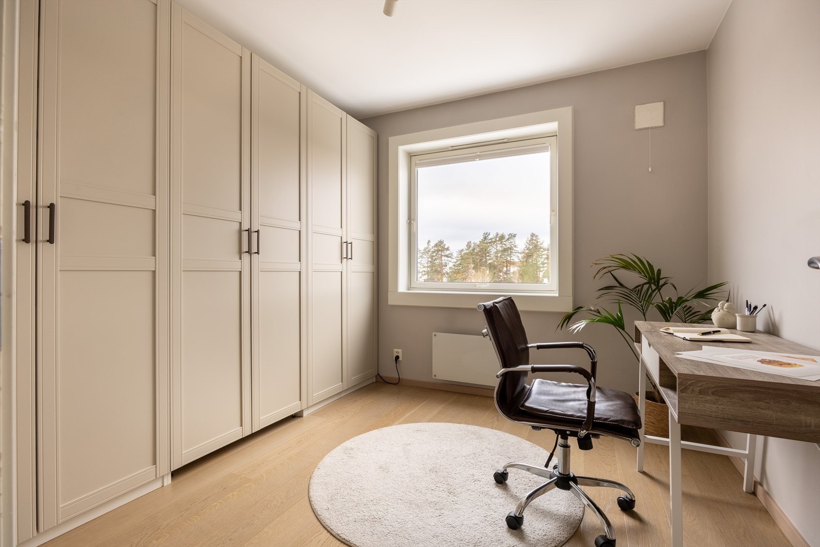 Det andre soverommet er i dag innredet som kontor, men egner seg godt som gjesterom eller barnerom. Her er også en hel vegg utnyttet med hele tre doble skap som gir svært god oppbevaring. Galleribilde