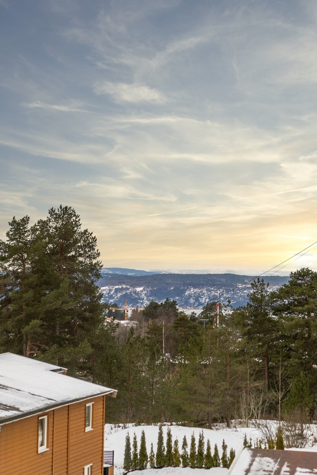 Leiligheten ligger høyt og fritt, og byr derfor på en utsikt som er sjelden vare for området. Galleribilde