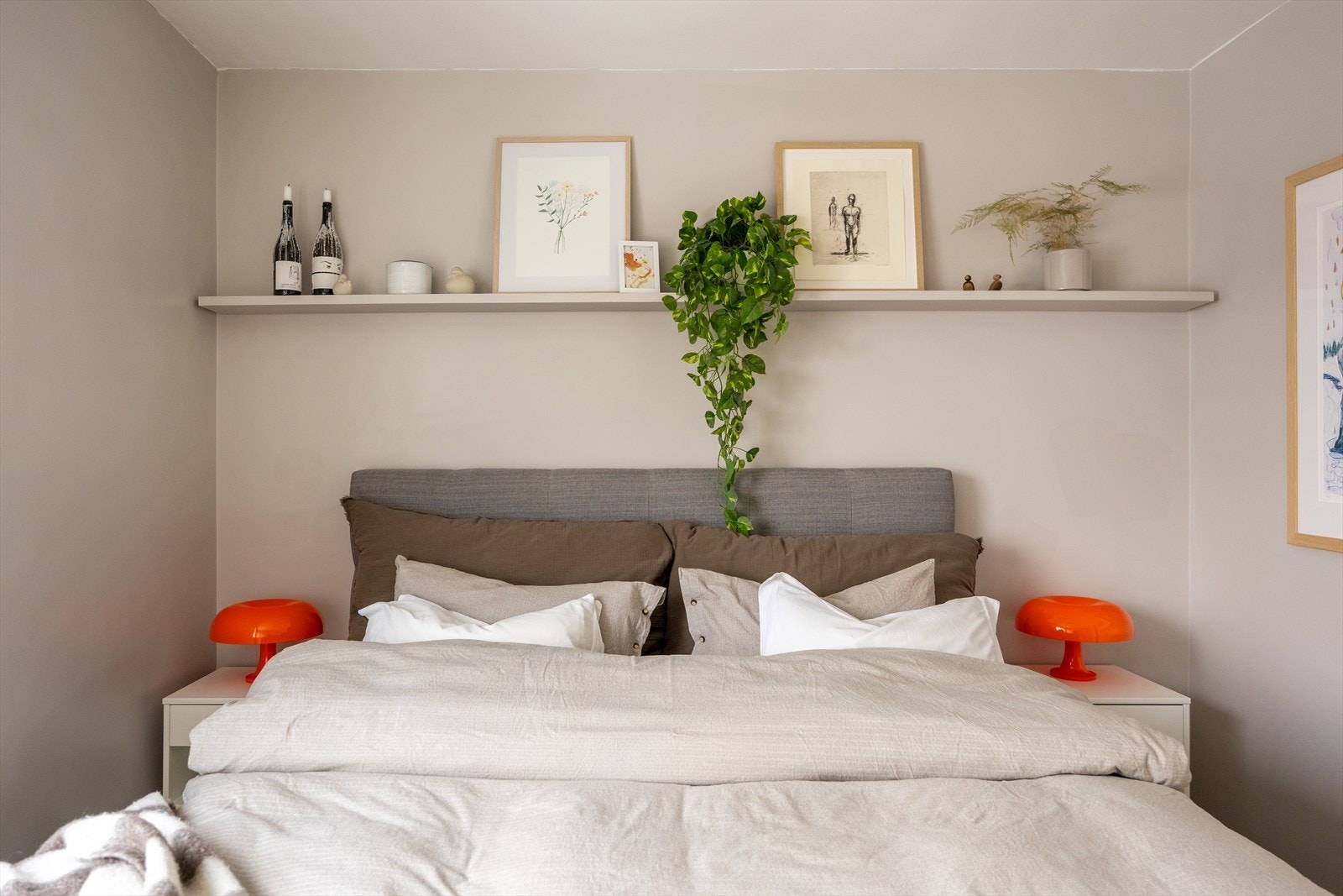 Rommet er malt i en lun tone og har plass til nattbord på begge sider av sengen. Galleribilde