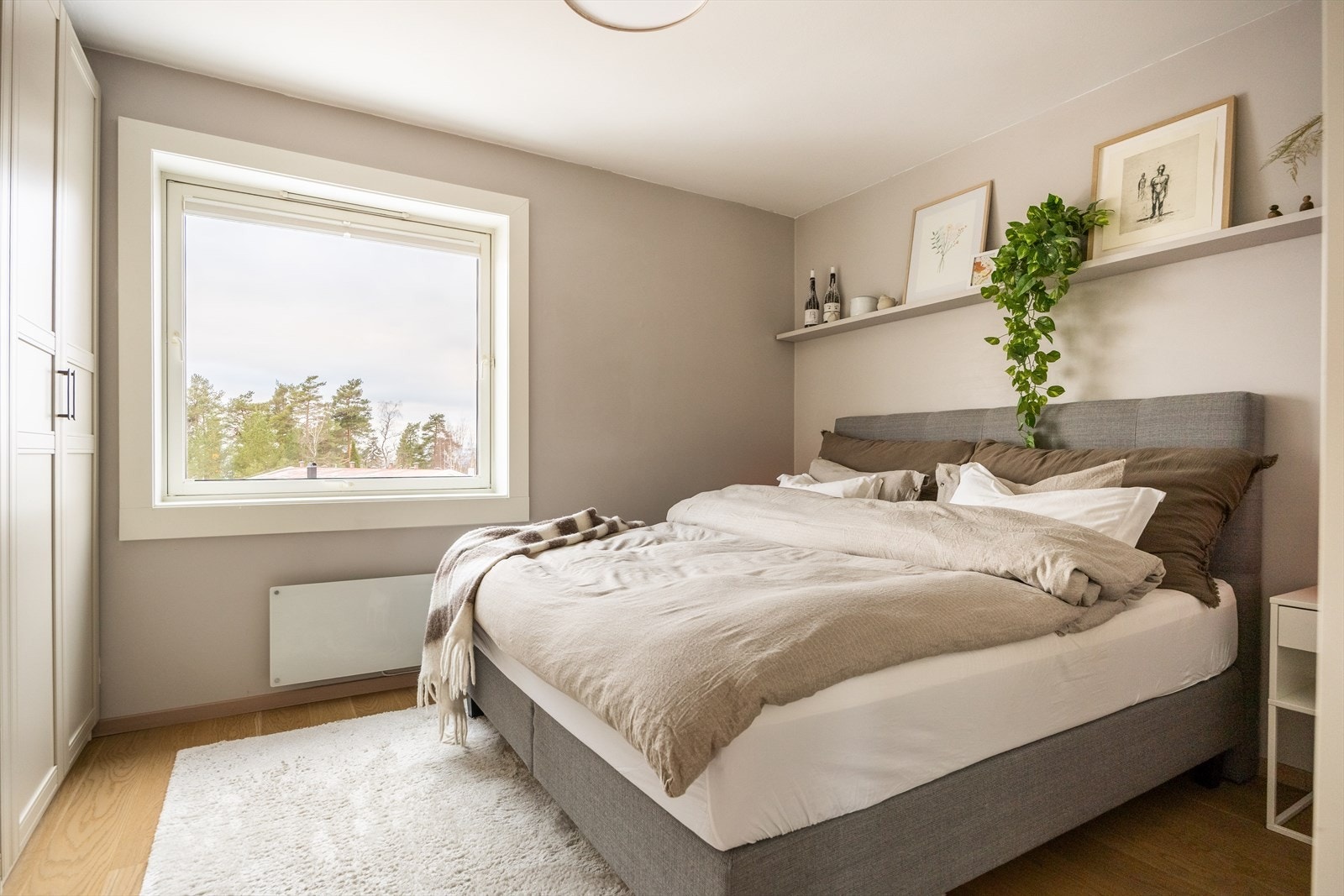 Hovedsoverommet er hyggelig og innbydende med god plass til dobbeltseng. Galleribilde