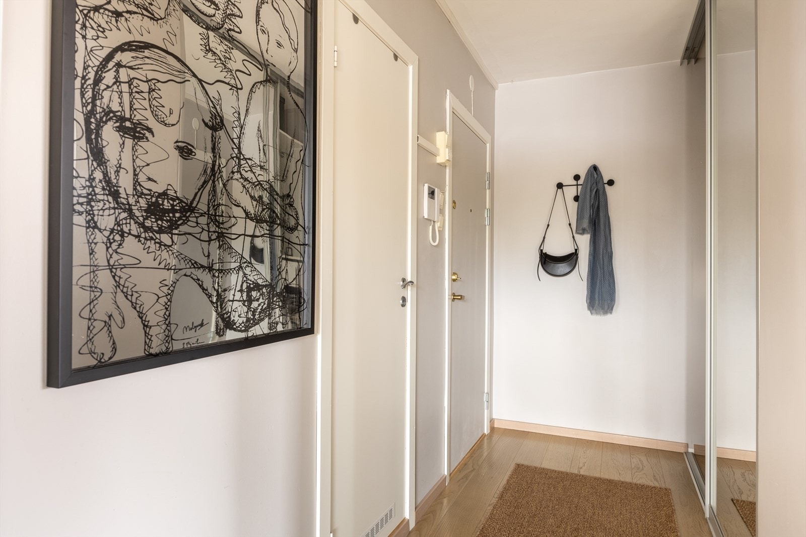 Velkommen inn i en lys entré med 1-stavs eikeparkett og god takbelysning med downlight-spotter. Galleribilde