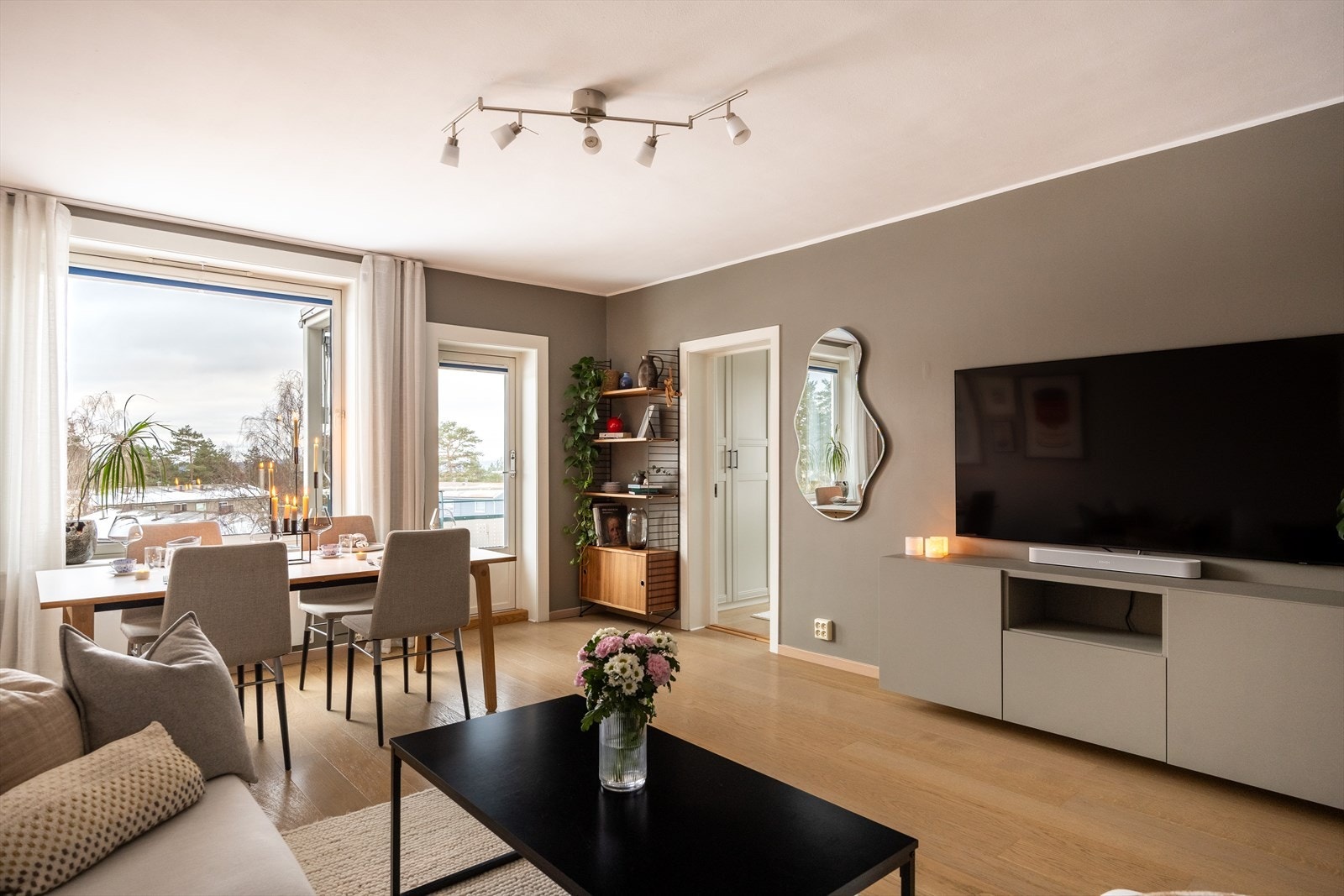 Under TVen er det fastmontert en pen TV-benk med god lagring som er malt i samme farge som veggen. Galleribilde