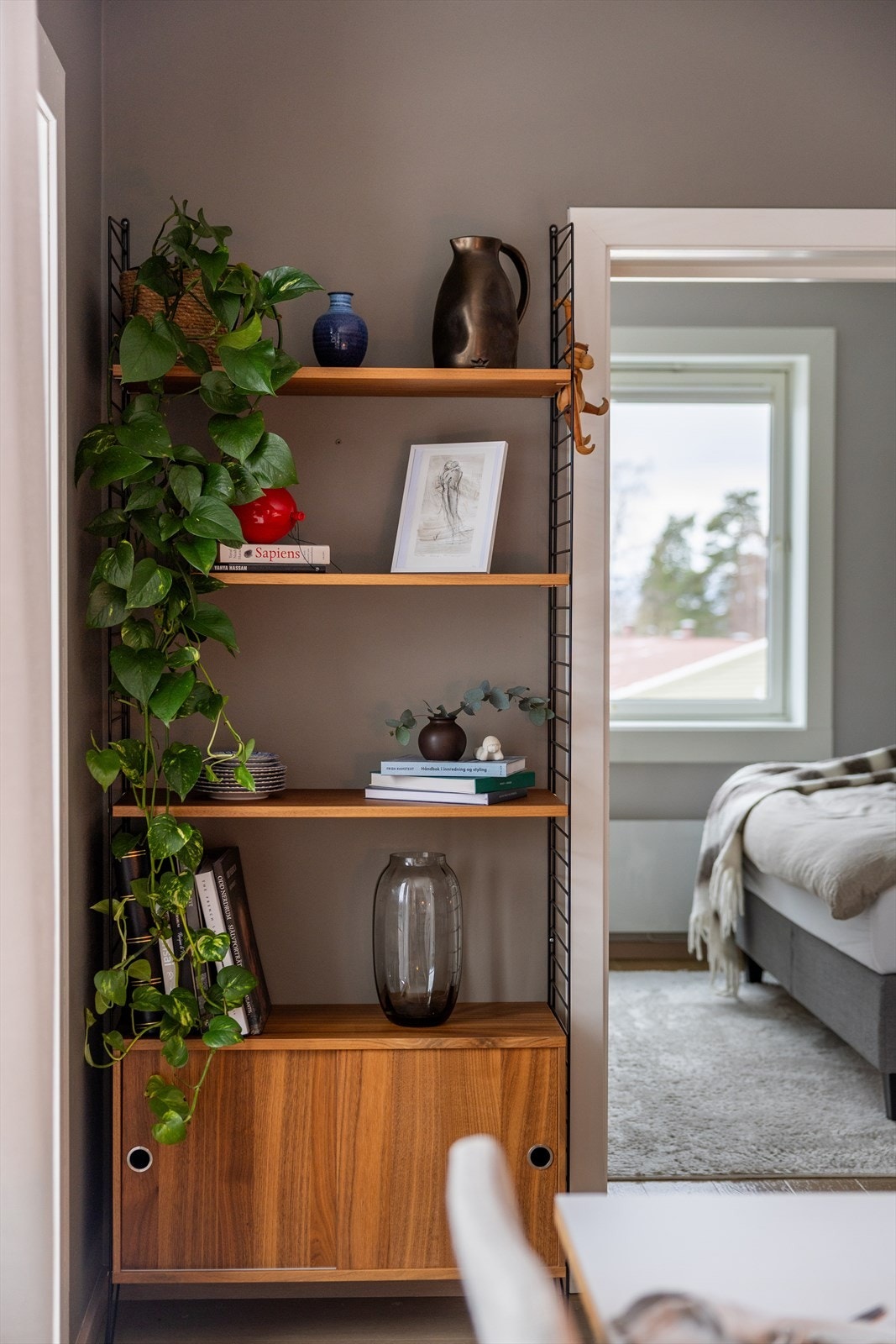 Pene overflater og gjennomtenkte detaljer preger leiligheten. Galleribilde