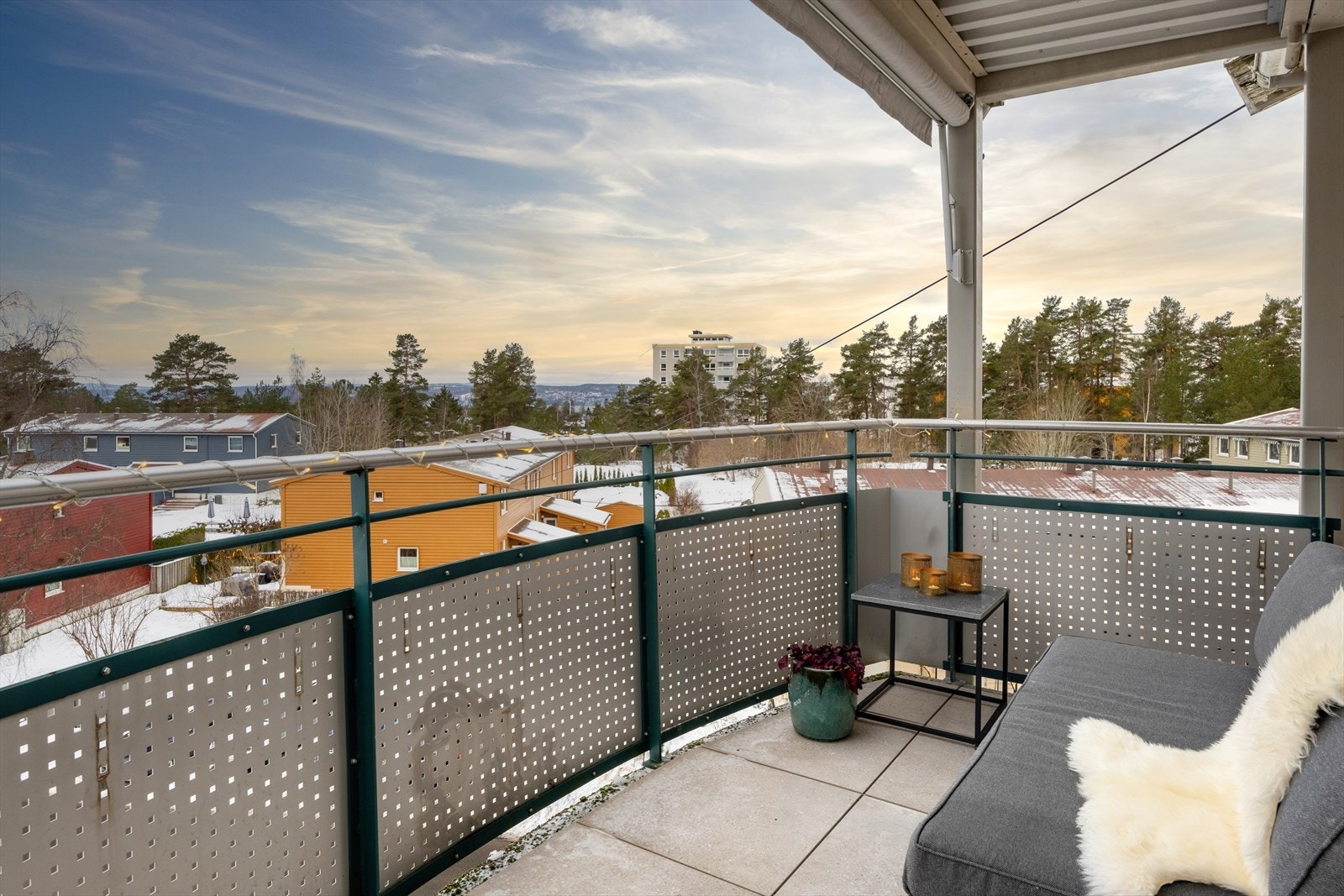 Leiligheten har en sydvendt balkong på 6 kvm. med svært gode solforhold. Galleribilde