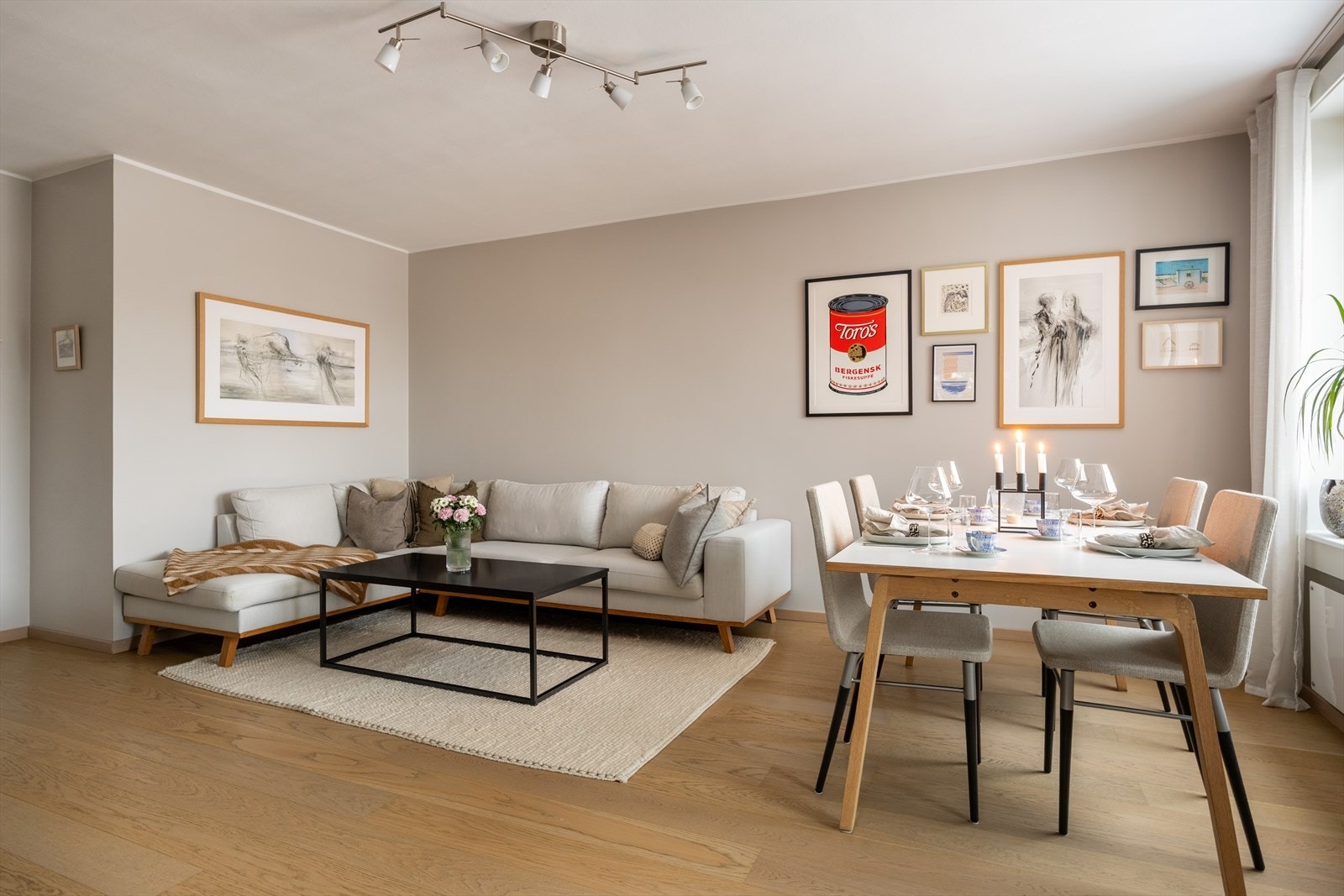 Rommet har god plass til både en romslig og god hjørnesofa samt spisebord med plass til selskap. Galleribilde