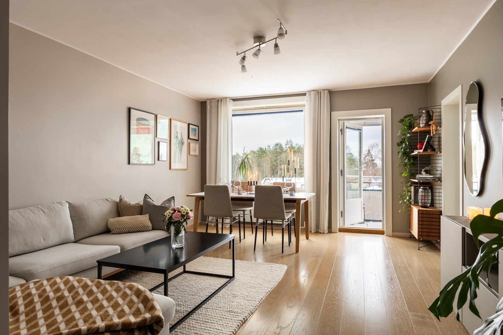 En lys og lekker stue med 1-stavs eikeparkett og god takbelysning. Galleribilde