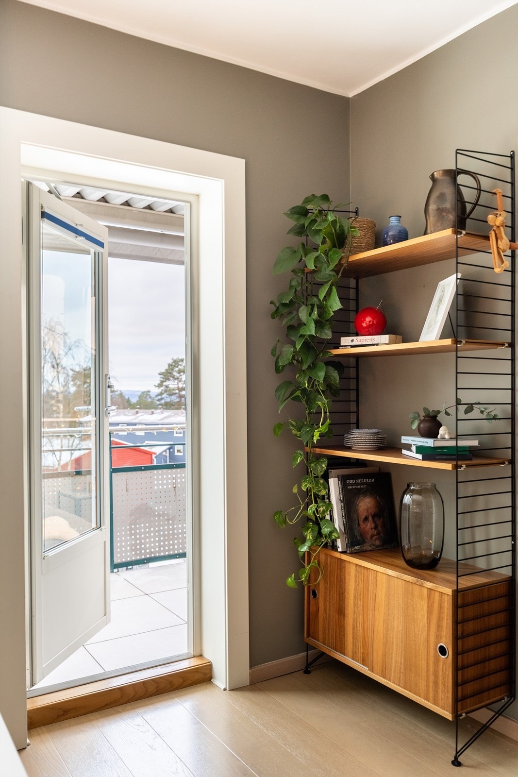 Balkongdør fra 2013 har 2-lags glass og bidrar til godt naturlig lysinnslipp. Galleribilde