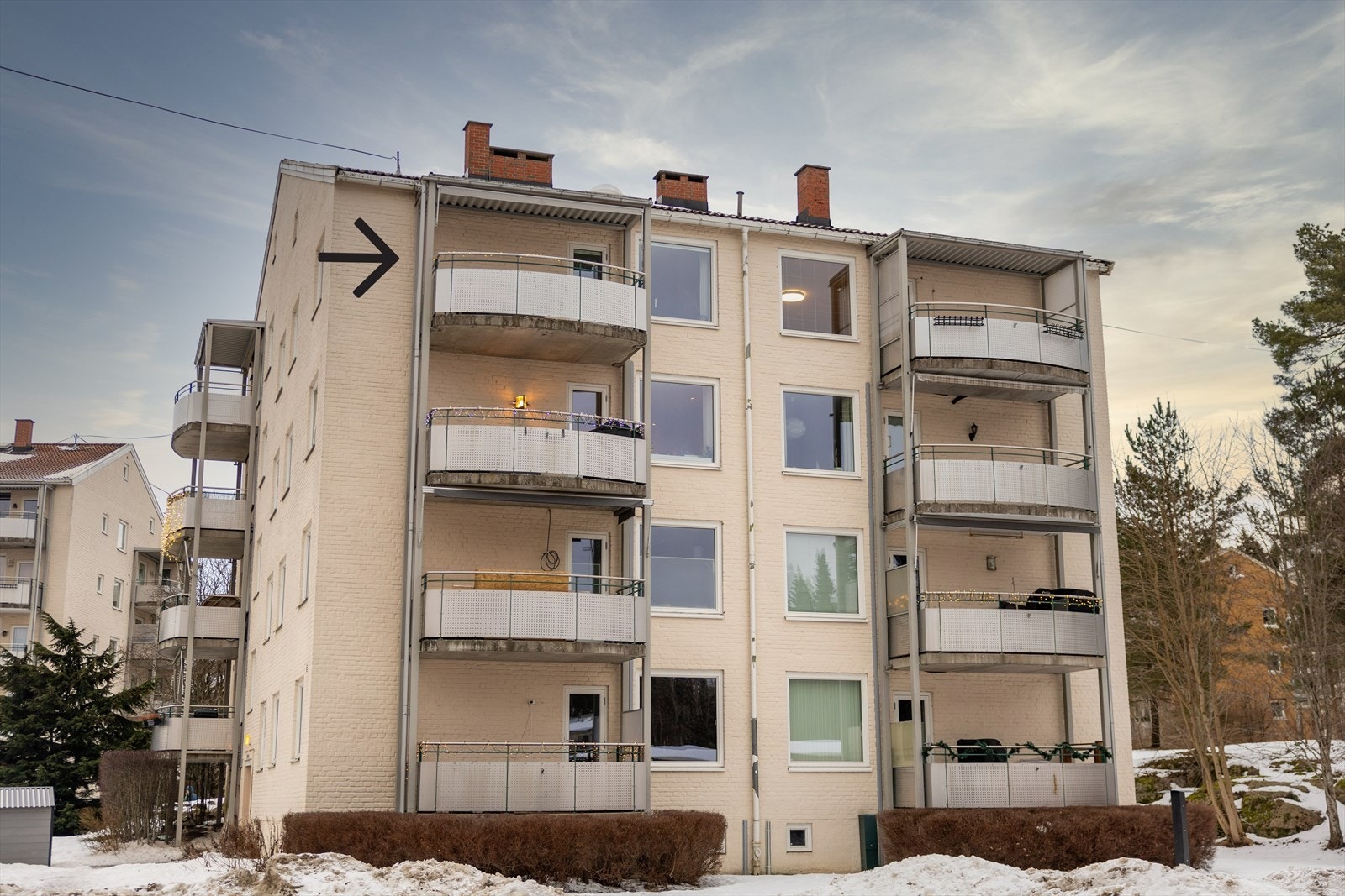 Bygningen har en fasade i teglstein og tilhører Blåfjellet Borettslag, et veldrevet borettslag med lave bokostnader. Leiligheten disponerer tre boder, som gir totalt 14 m² ekstra lagringsplass. Galleribilde