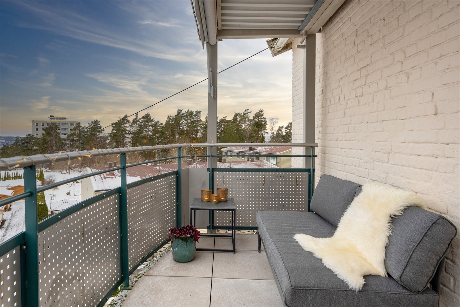 Balkongen har frostsikre og slitesterke keramiske fliser, lagt sommeren 2024. Her er det også markise som kan benyttes om det skulle bli for mye sol på balkongen. Galleribilde