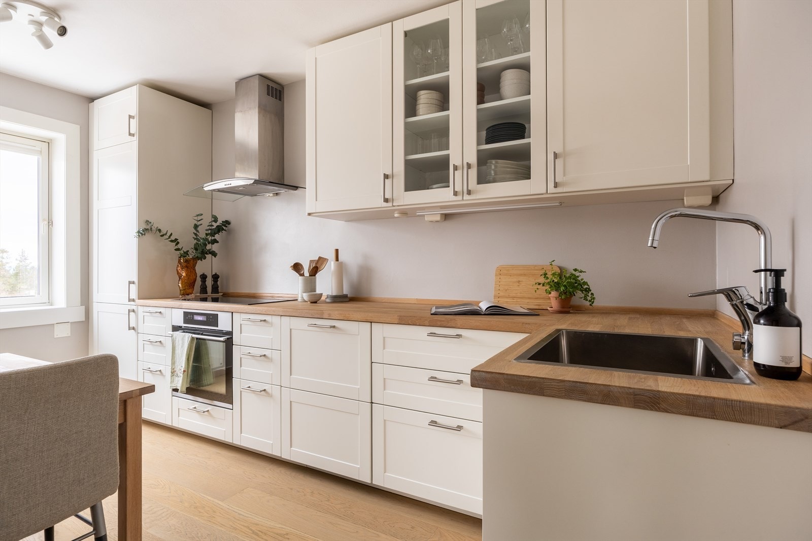 Kjøkkenet er lyst og pent med rikelig skap- og benkeplass. Av integrerte hvitevarer finner vi her stekeovn, platetopp, oppvaskmaskin, ventilator og kjøle- og fryseskap. Kort sagt alt du trenger i et godt kjøkken. Galleribilde