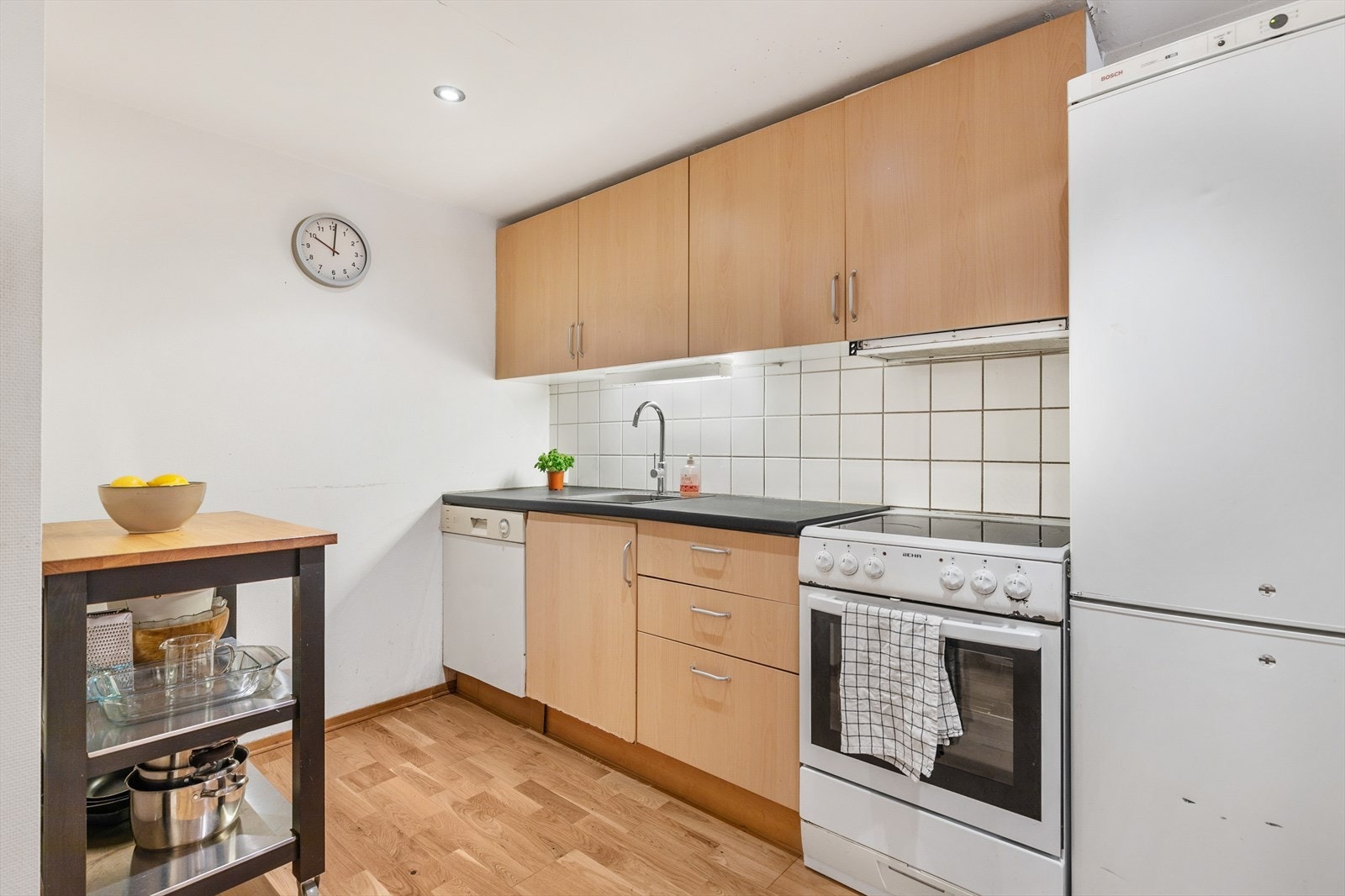 Effektivt kjøkken med alle nødvendige hvitevarer Galleribilde