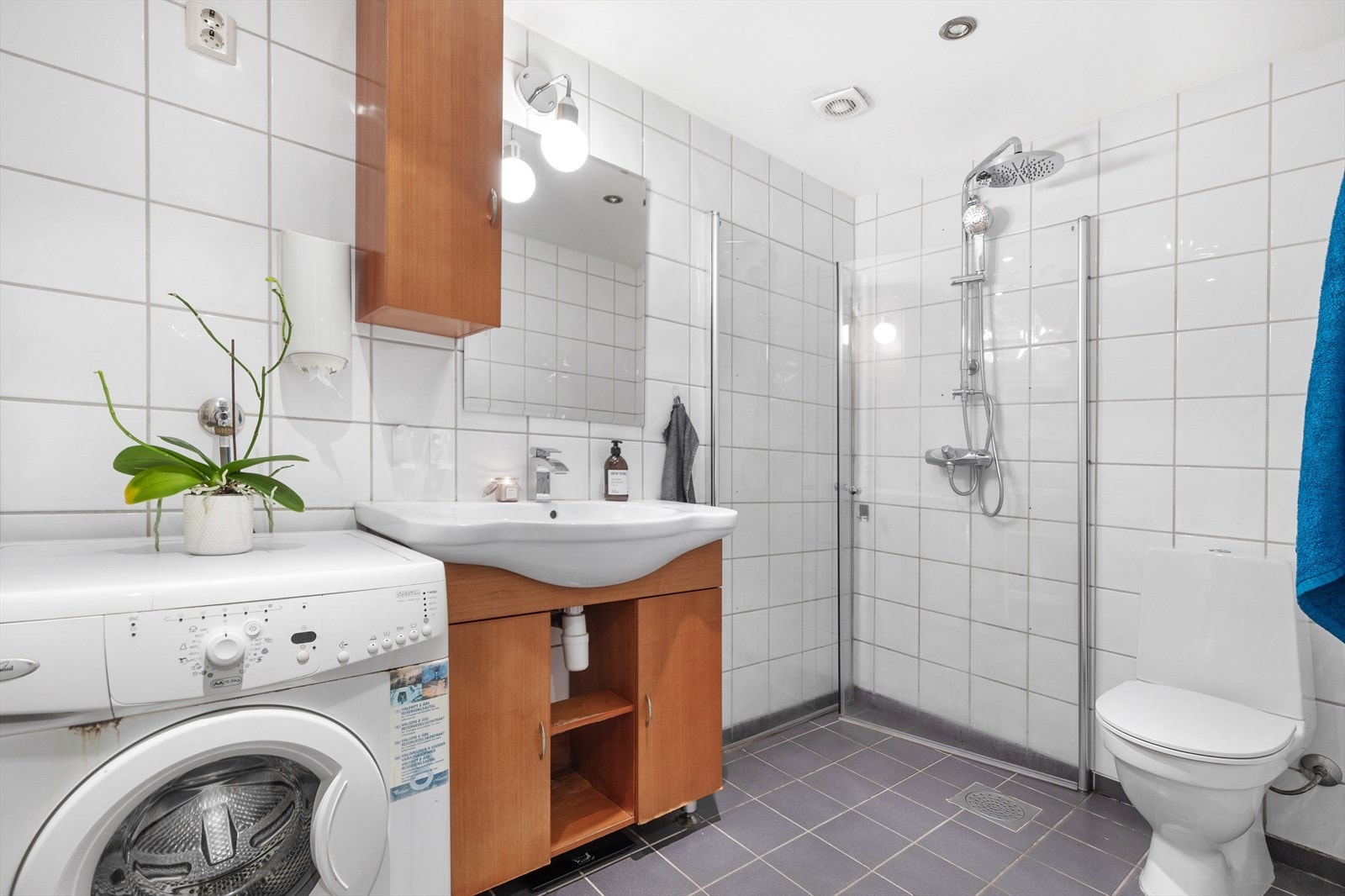 Romslig bad med innfellbare dusjdører Galleribilde