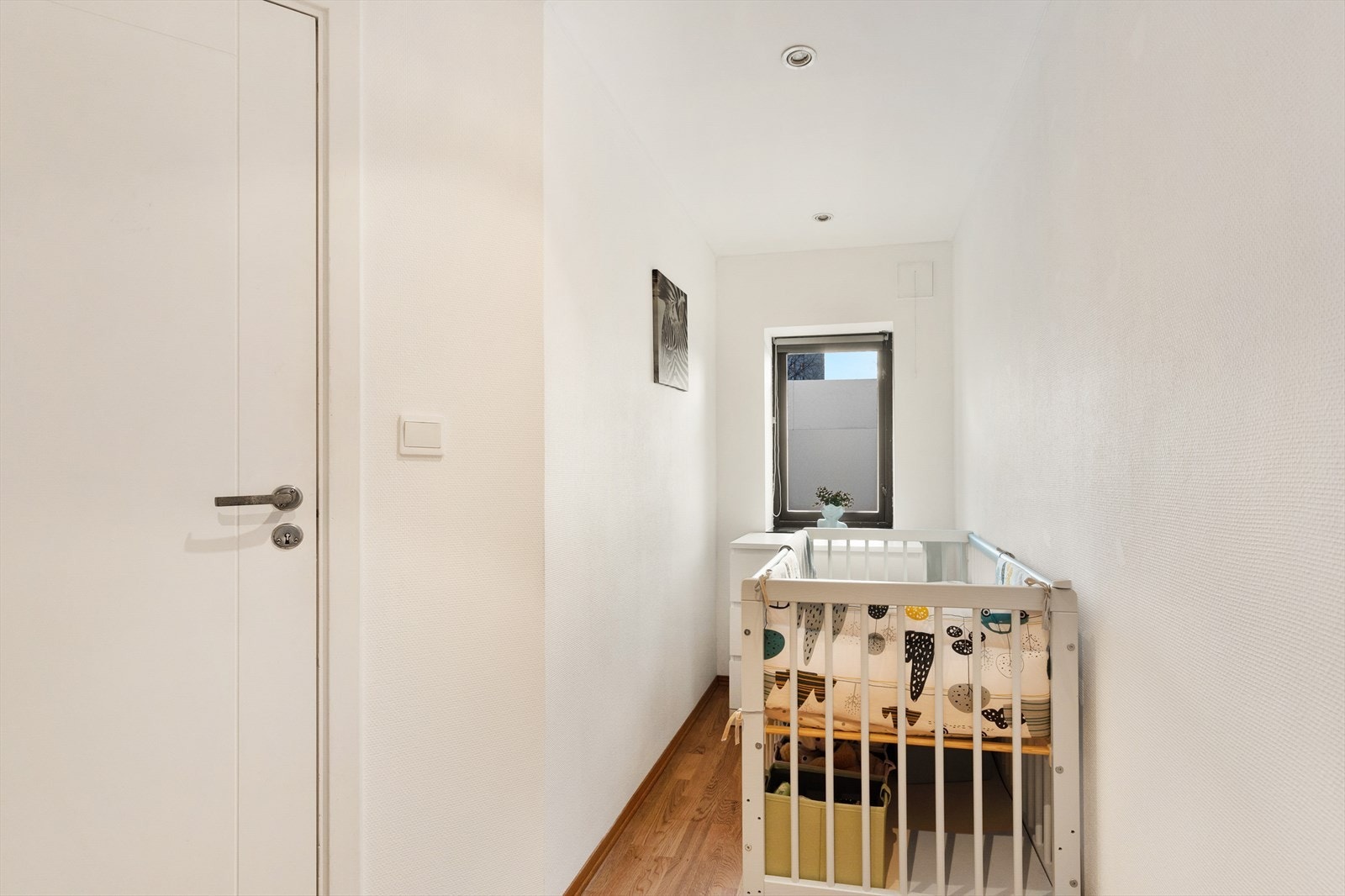 På soverommet er det plass til en barneseng eller et lite kontor Galleribilde