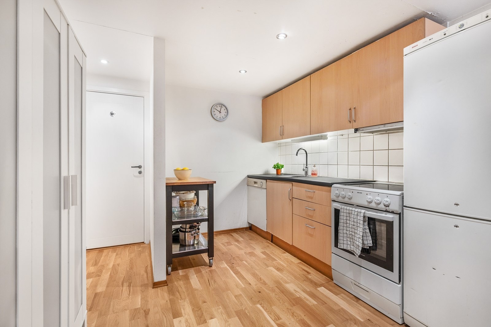 Funksjonelt kjøkken med stilrene overflater. Galleribilde