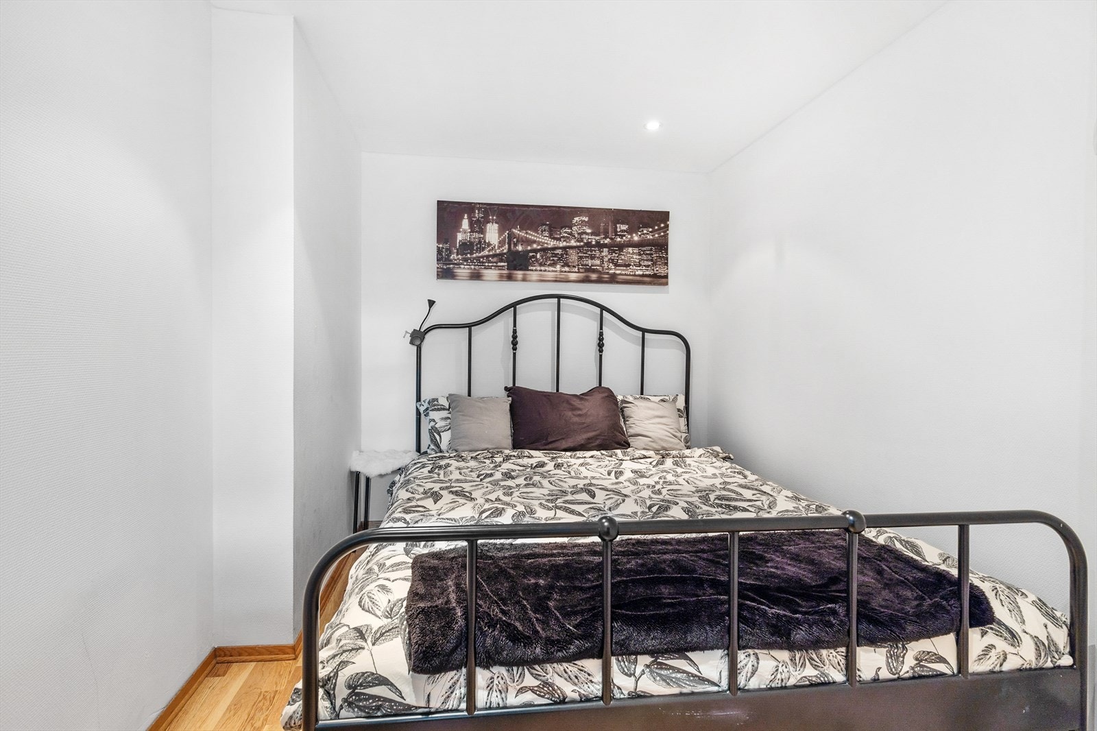 Koselig soverom med plass til en dobbeltseng Galleribilde