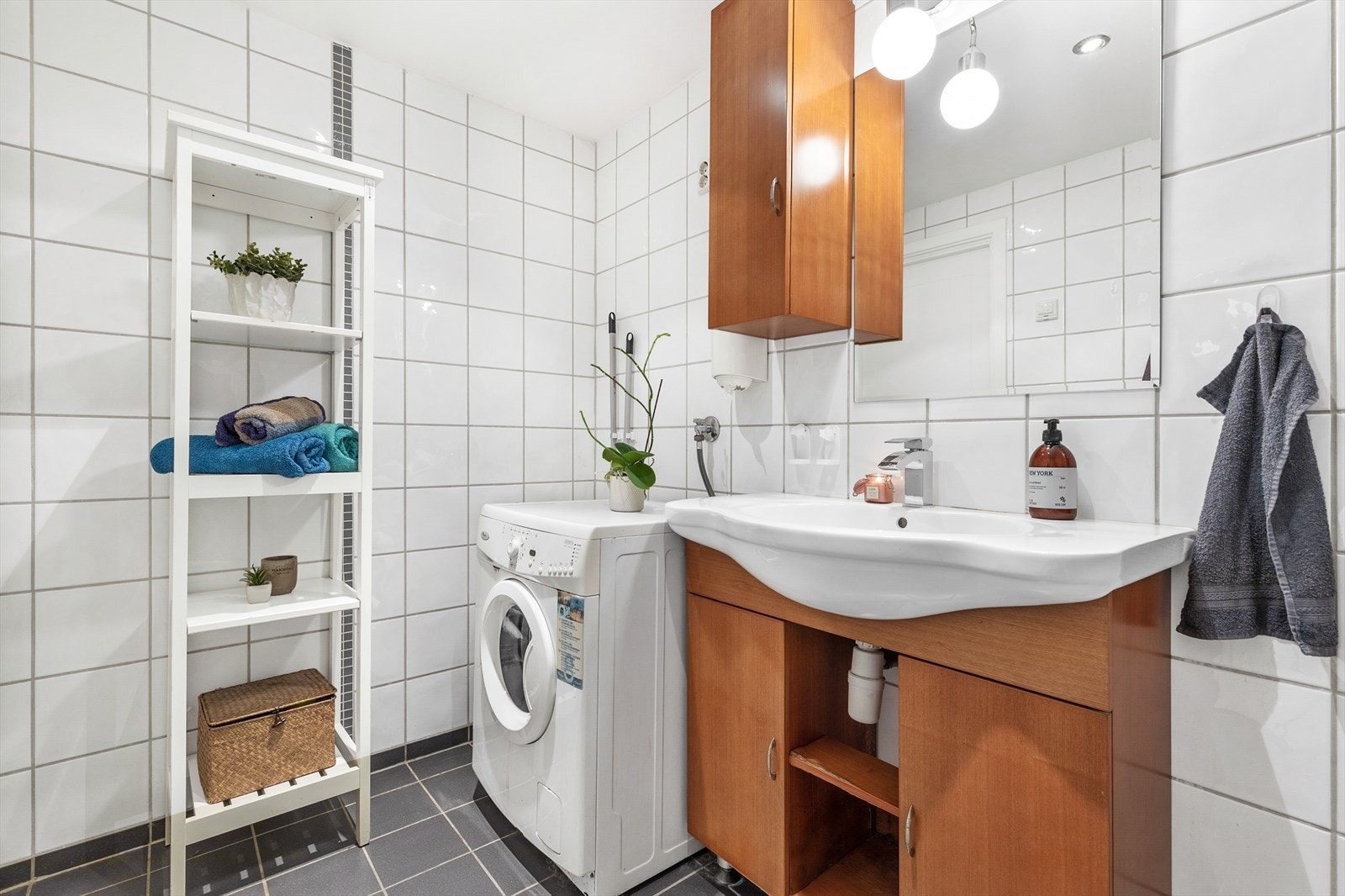 Det er opplegg for vaskemaskin på badet Galleribilde