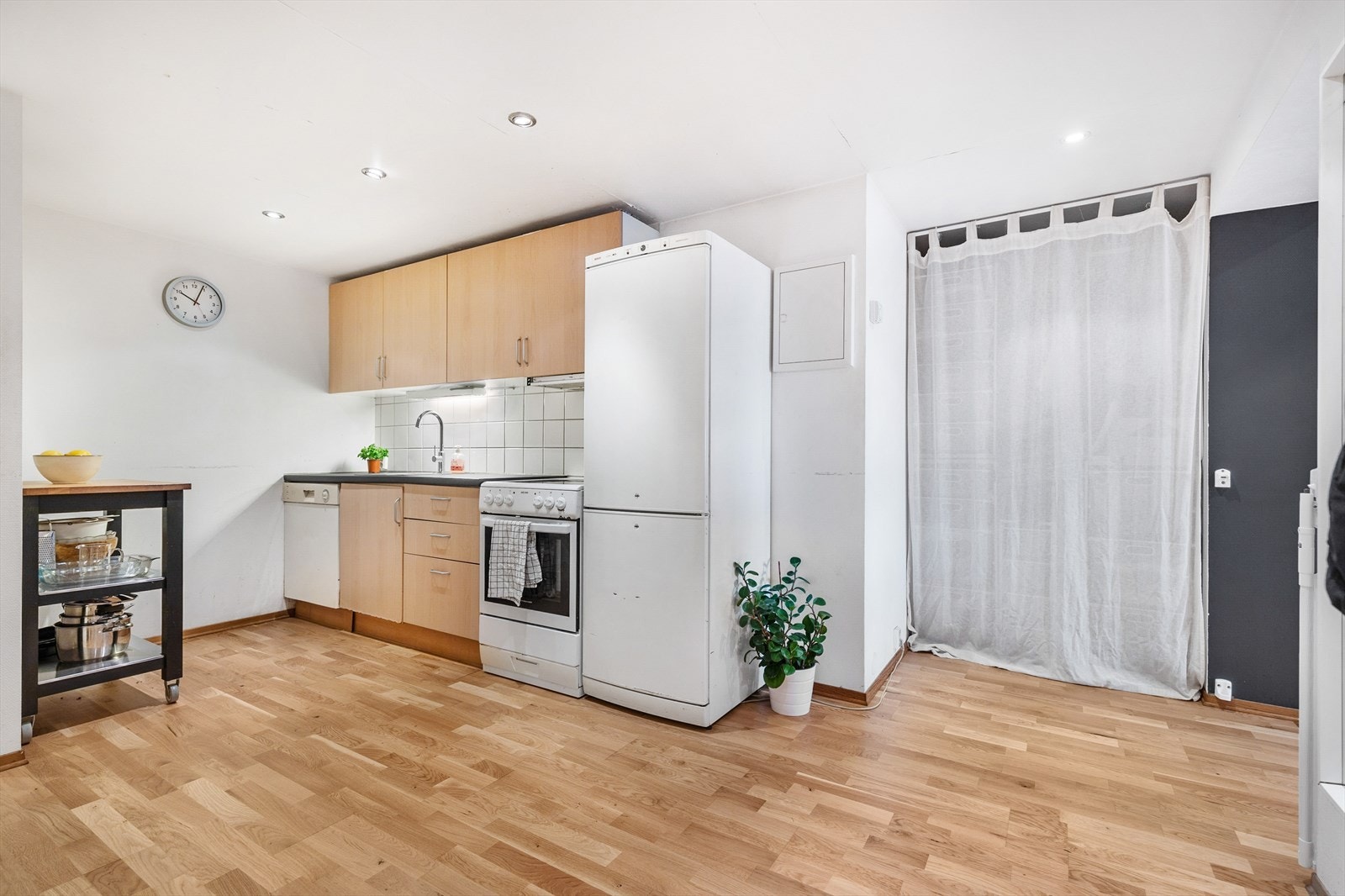 Godt belyst kjøkken med behov for oppgraderinger. Galleribilde