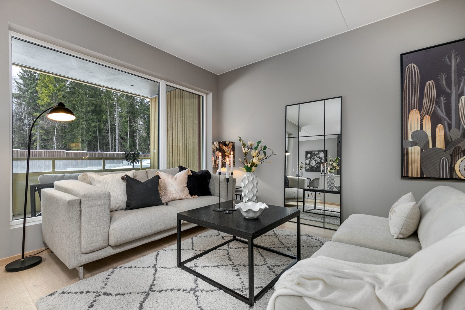 De store vinduene sørger for rikelig med innslipp av naturlig lys. Galleribilde