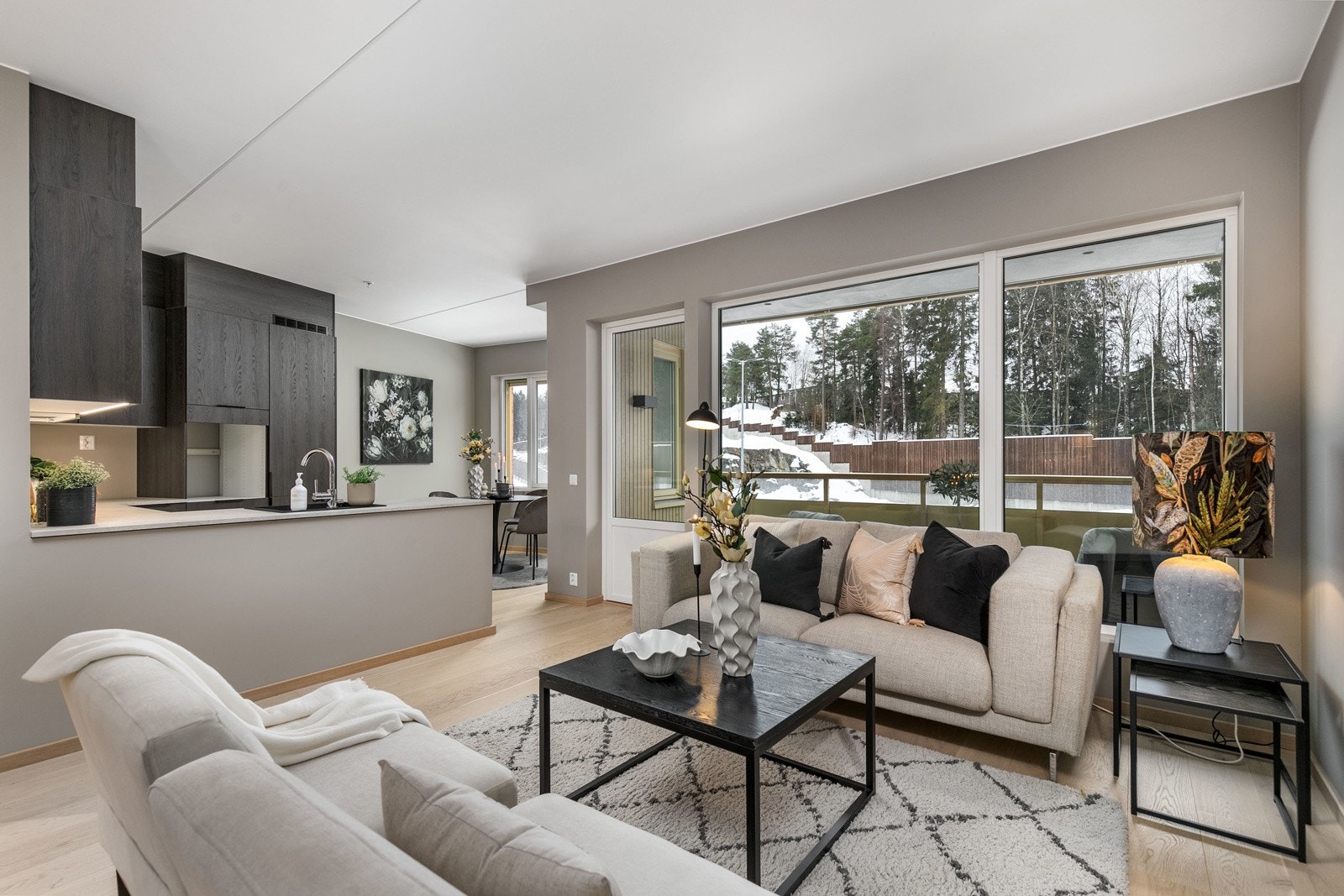 Leiligheten har en lys og innbydende stue. Lys 1-stavs eikeparkett på gulv som er gjennomgående for alle oppholdsrom. Galleribilde