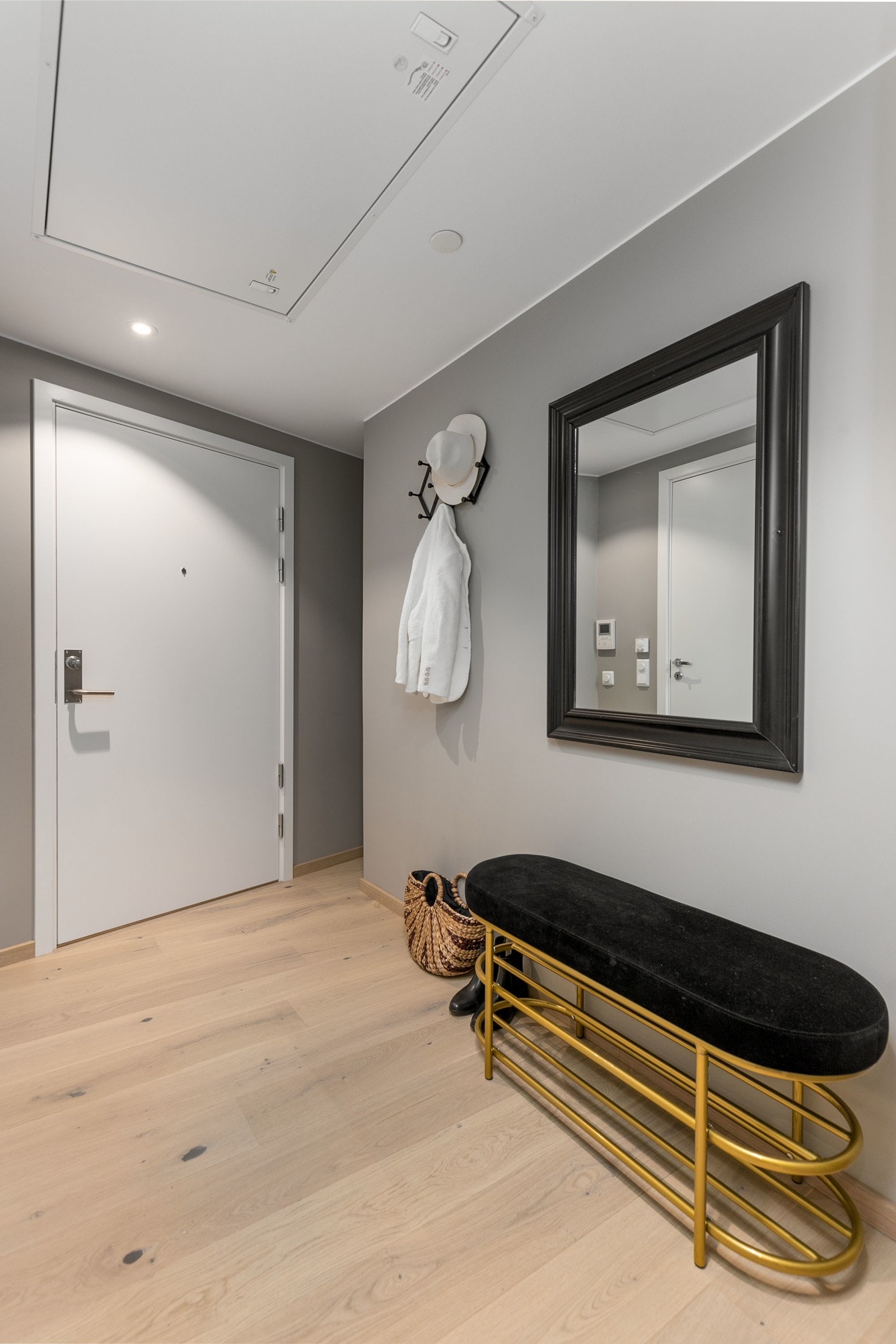 Flott entré med avsatt plass til garderobe. Galleribilde