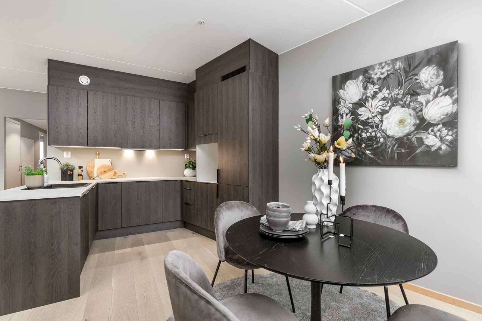 Kjøkkenet er utformet i praktisk U-form. Avsatt plass til integrerte hvitevarer, fra HTH av type Mood. God plass til spisebord. Galleribilde