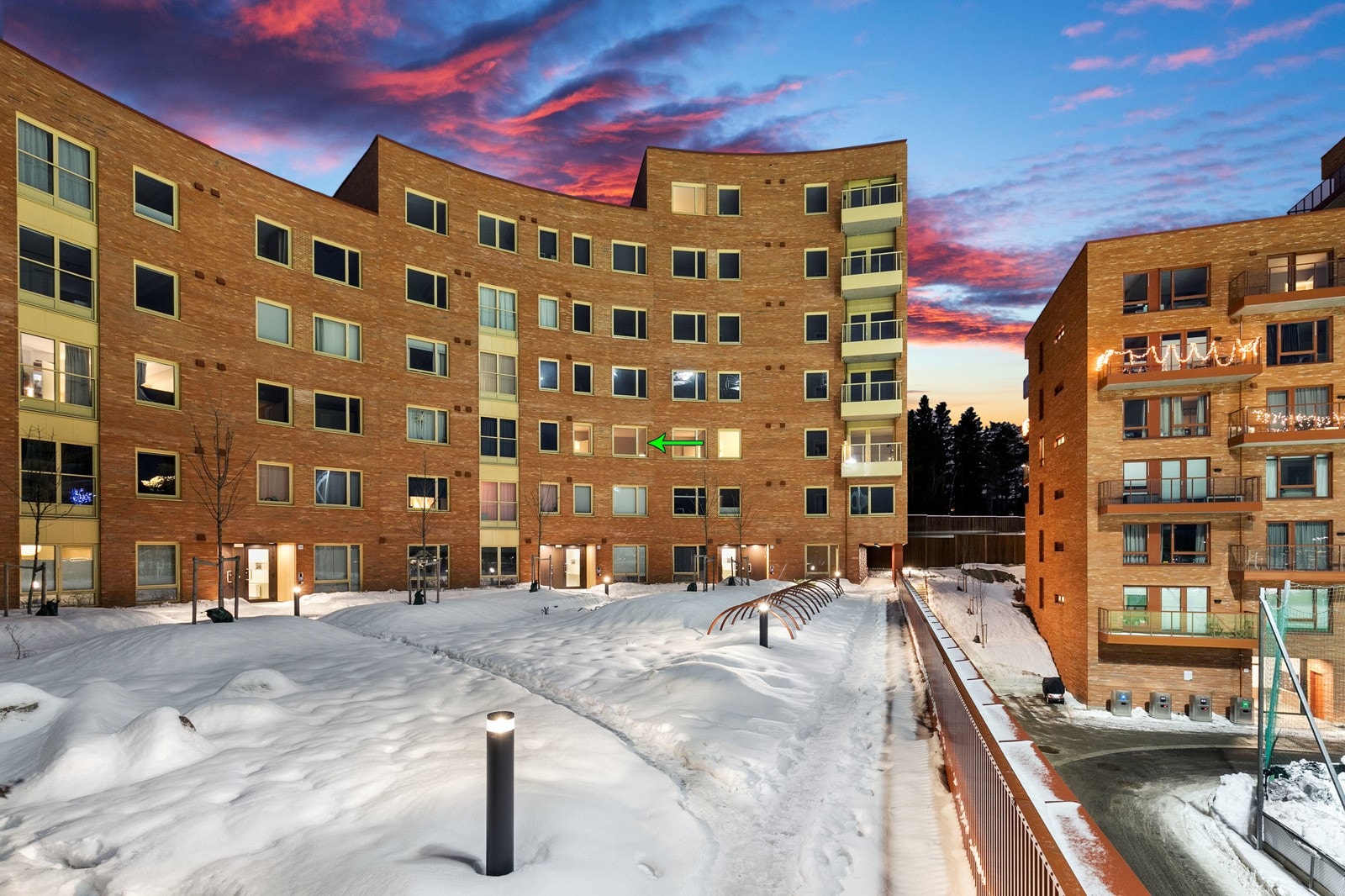 Fasade kveld. Bygget består av 45 leiligheter fordelt på 3 oppganger. Organisert som 1 sameie. Galleribilde