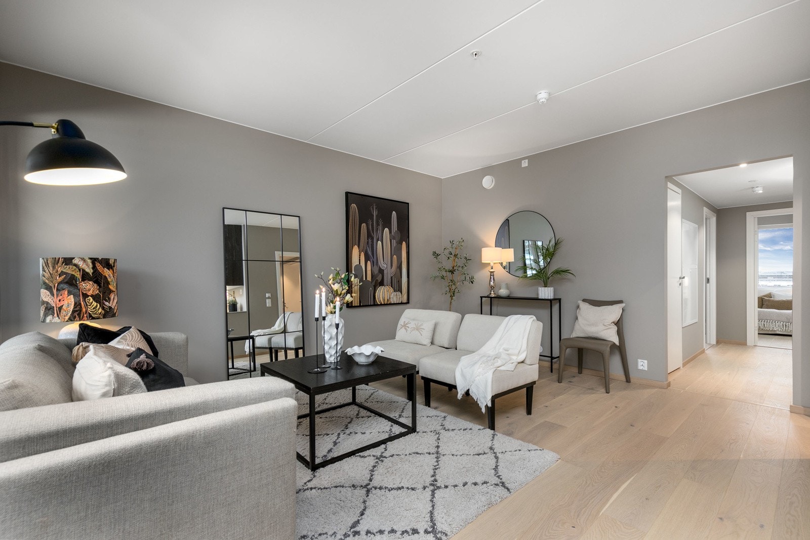 God avsatt plass sofa og TV-bord. Galleribilde