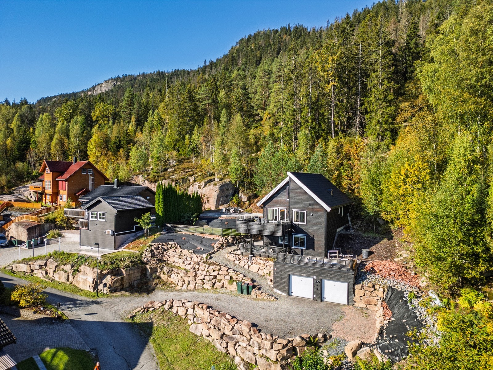 Velkommen til en flott familiebolig i rolige og naturskjønne omgivelser i Lier. Galleribilde