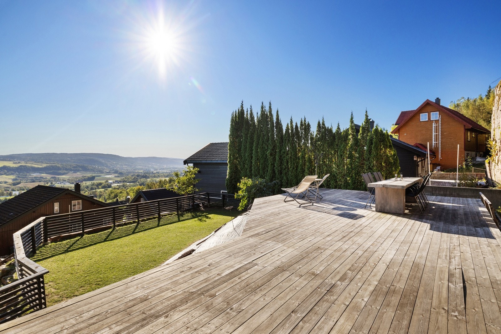 Eiendommen er meget pent opparbeidetmed store og solrike uteplasser, hage og dobbelgarasje integrert i huset. Galleribilde