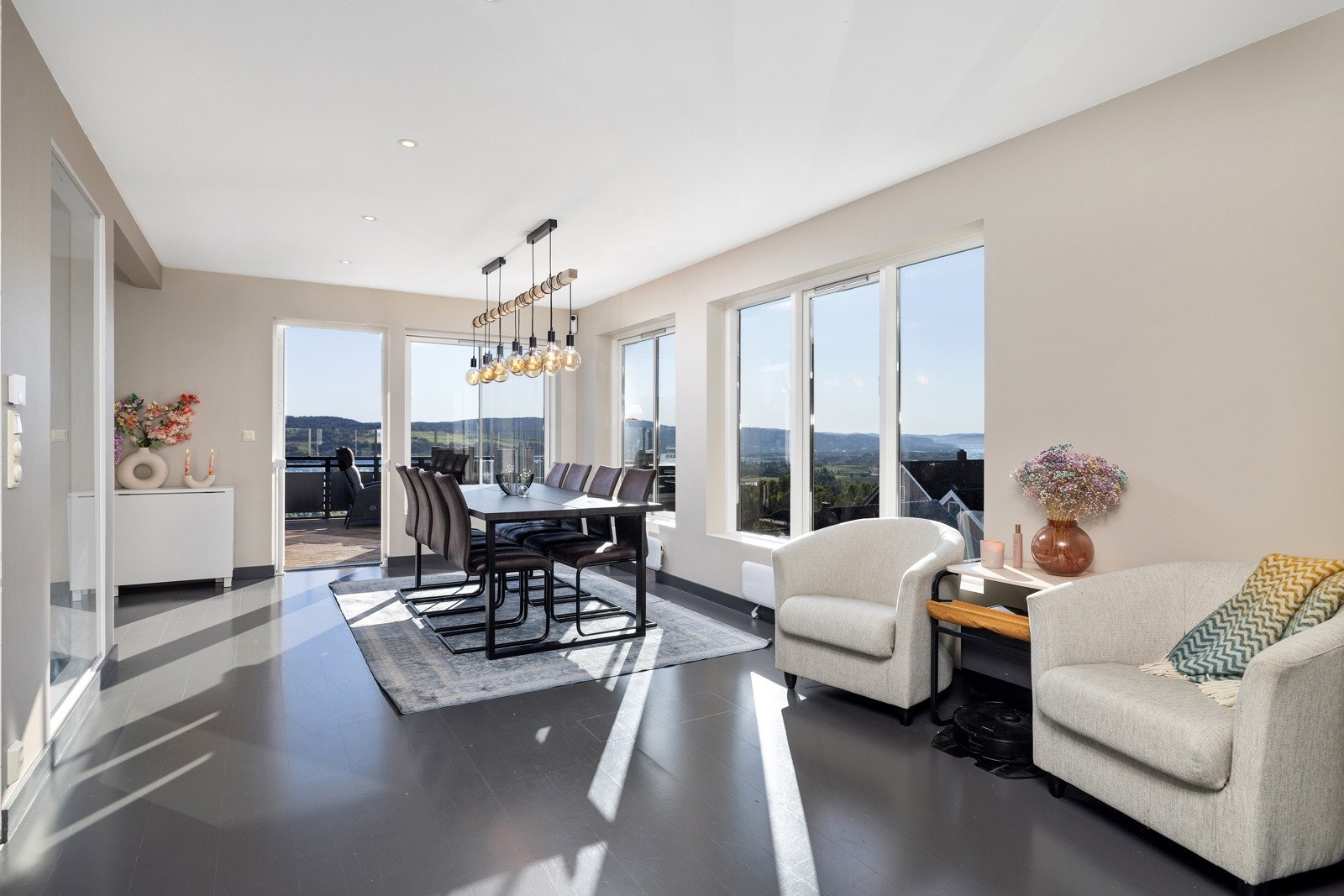 Rommet har meget godt lysinnslipp og panoramautsikt fra flere soner. Galleribilde