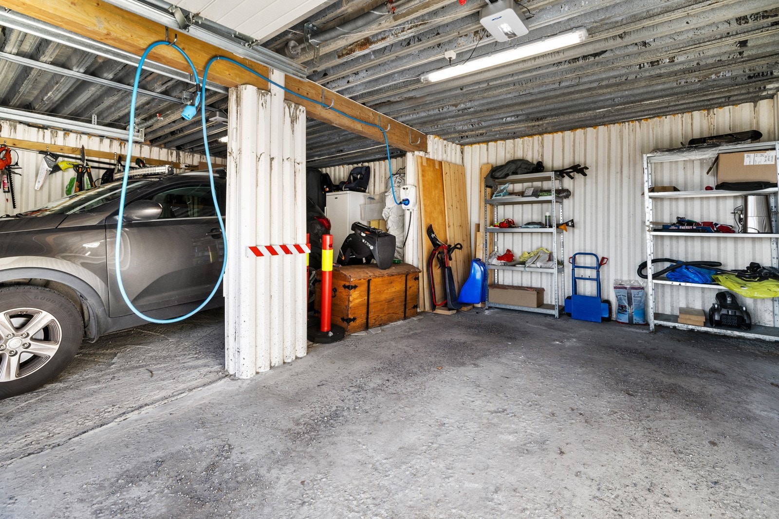 Garasjen har elektriske porter og elbillader montert. Galleribilde