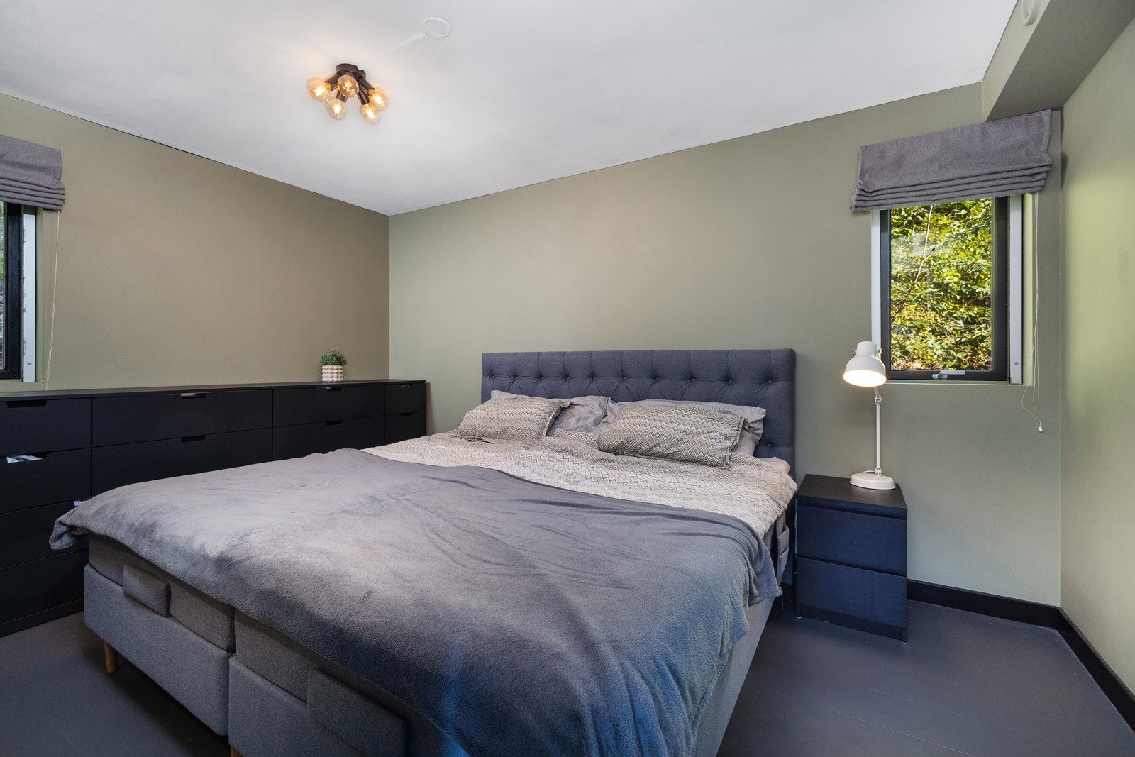 Innerst i 2. etasje er det etablert mastersuite med soverom, garderobe og eget bad. Galleribilde