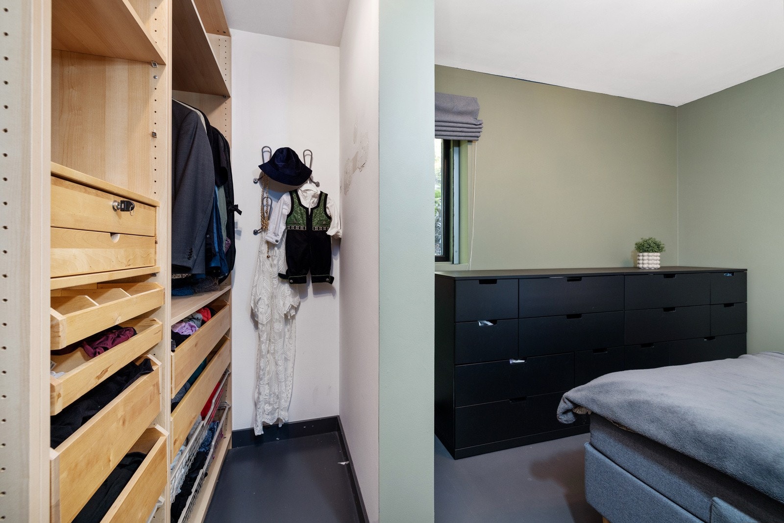 Plassbygd garderobeinnredning. Galleribilde