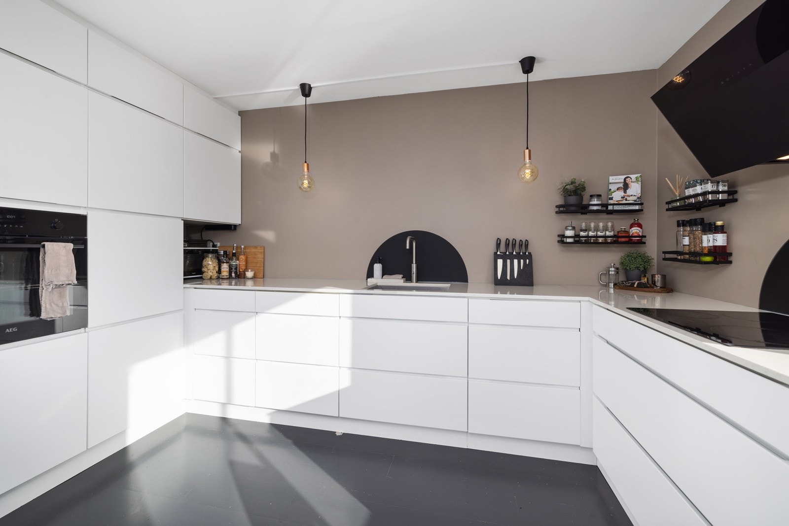 Lekkert kjøkken fra Kvik, godt untyttet med mye skapplass. Galleribilde