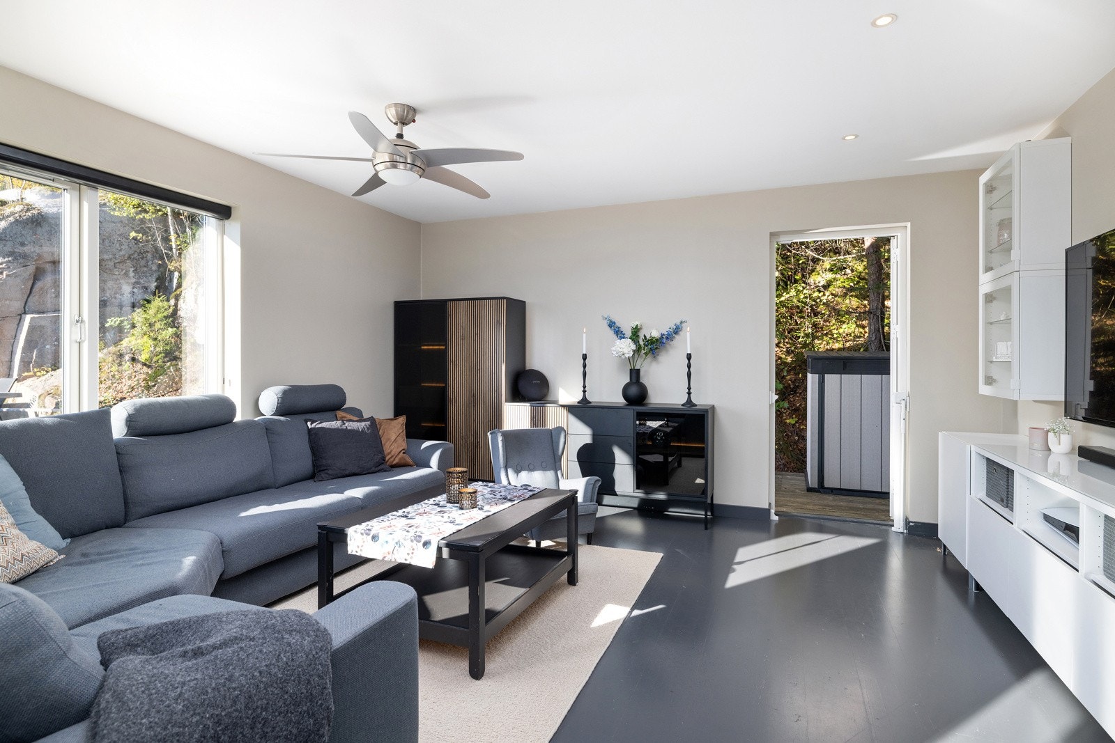 Fra allrommet er det utgang til to uteplasser. Galleribilde