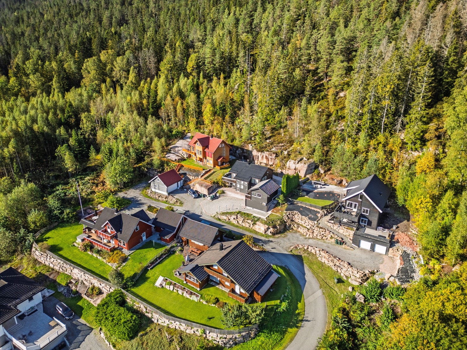 Boligen ligger i en fredfull blindvei uten gjennomkjøring. Galleribilde