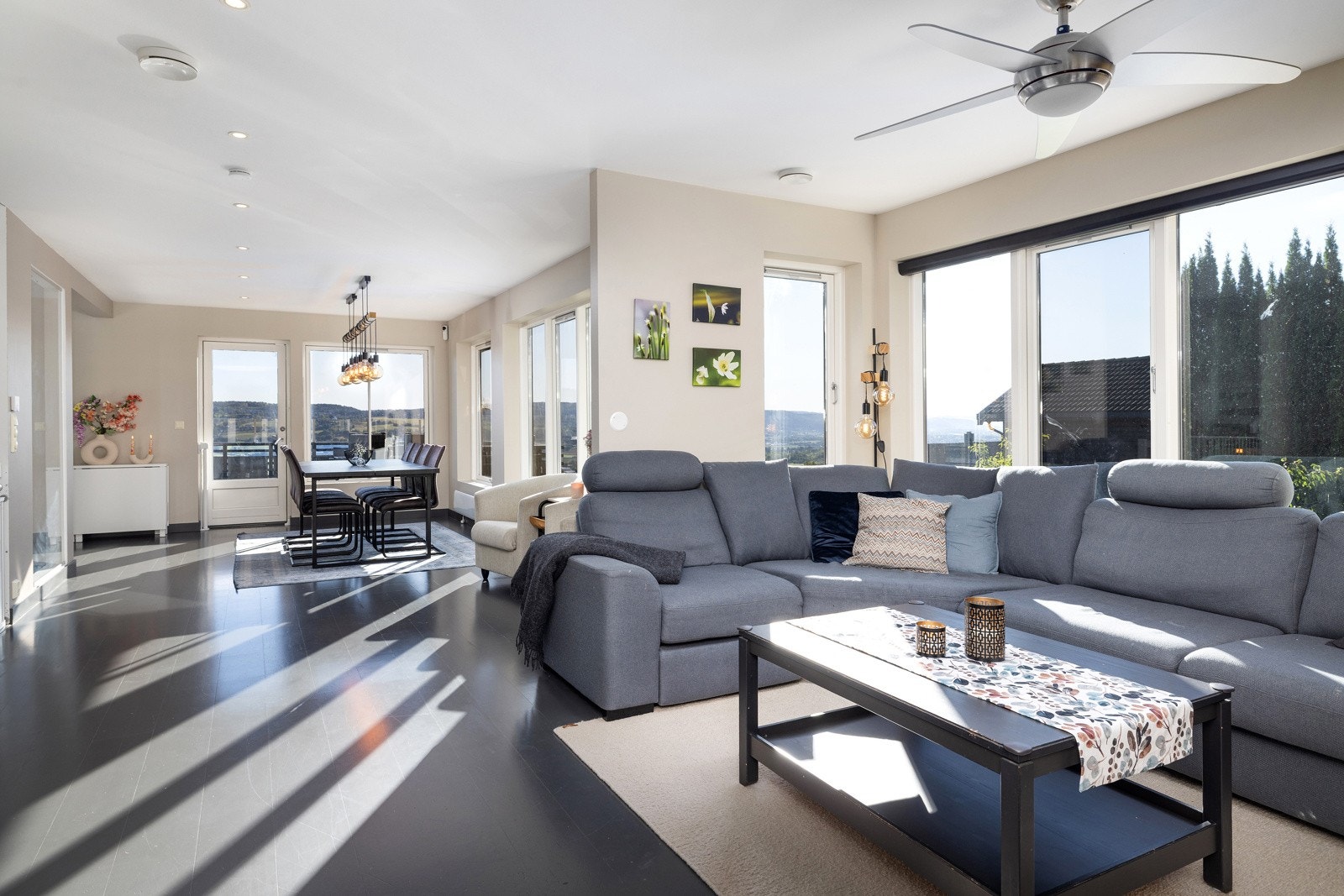 I 2. etasje i huset ligger det naturlige samlingspunktet med stue, spisestue og kjøkken. Galleribilde