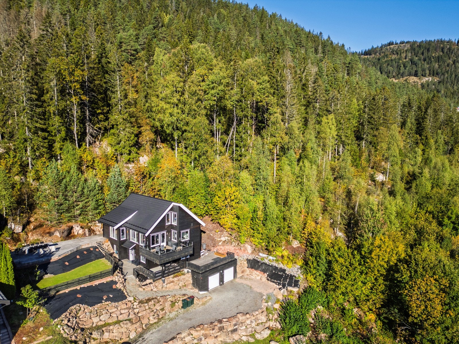 Eiendommen er fint tilpasset terrenget. Galleribilde