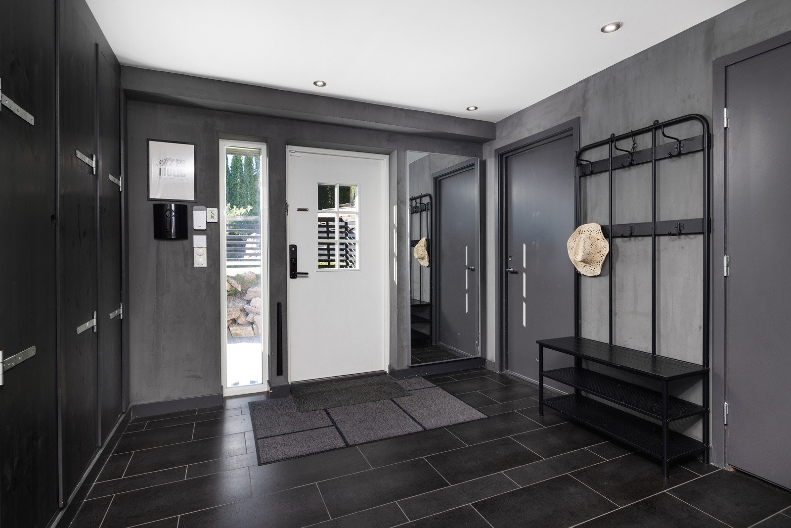 Hallen i 1. etasje gir et godt førsteinntrykk av boligen. Ytterdøren har praktisk kodelås. Galleribilde