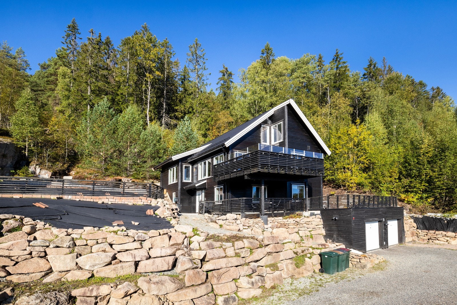 Gode parkeringsmuligheter i dobbelgarasje og på egen tomt. Galleribilde